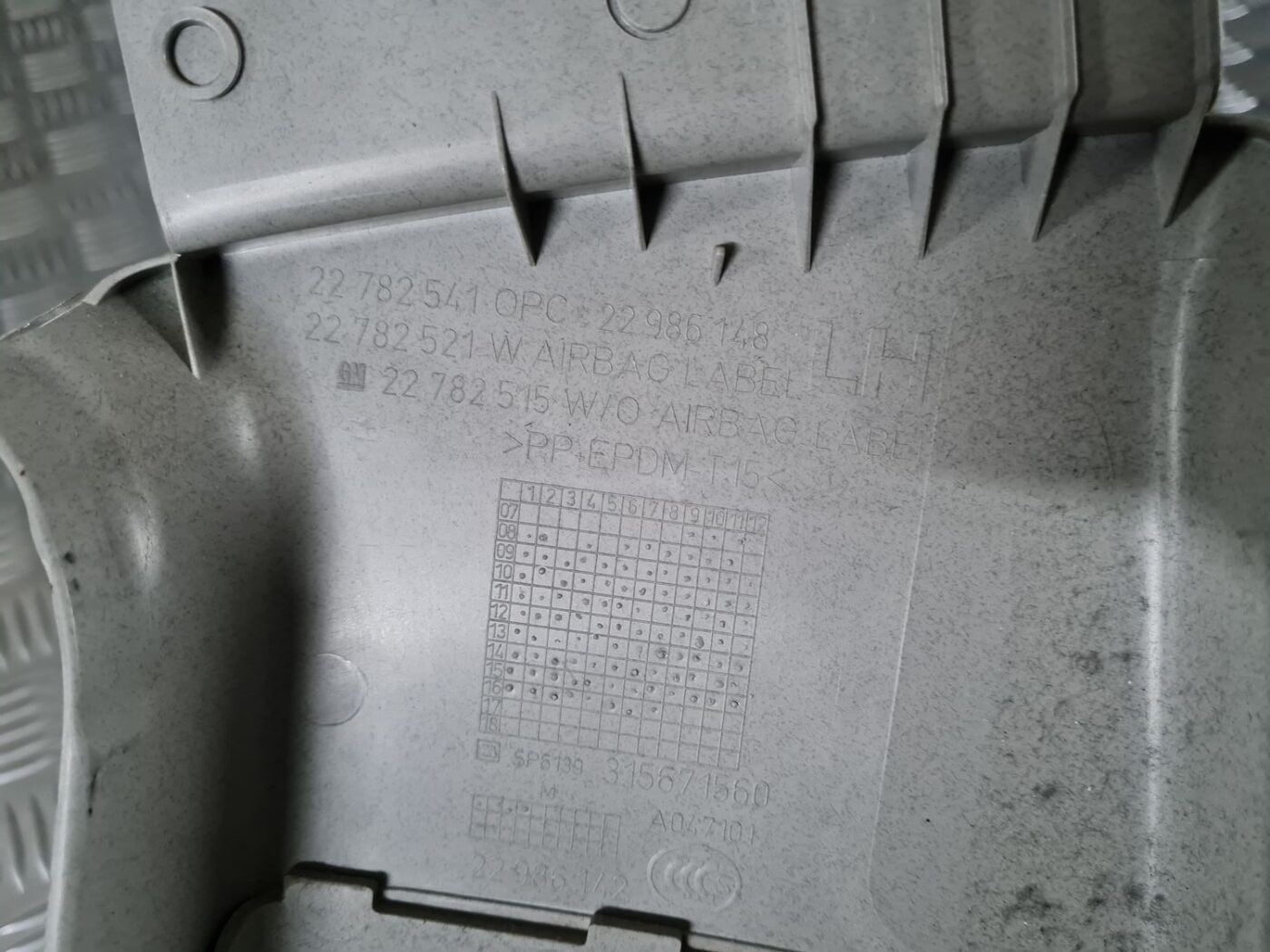 Vidējas salona statnes apdare priekš OPEL INSIGNIA 2016