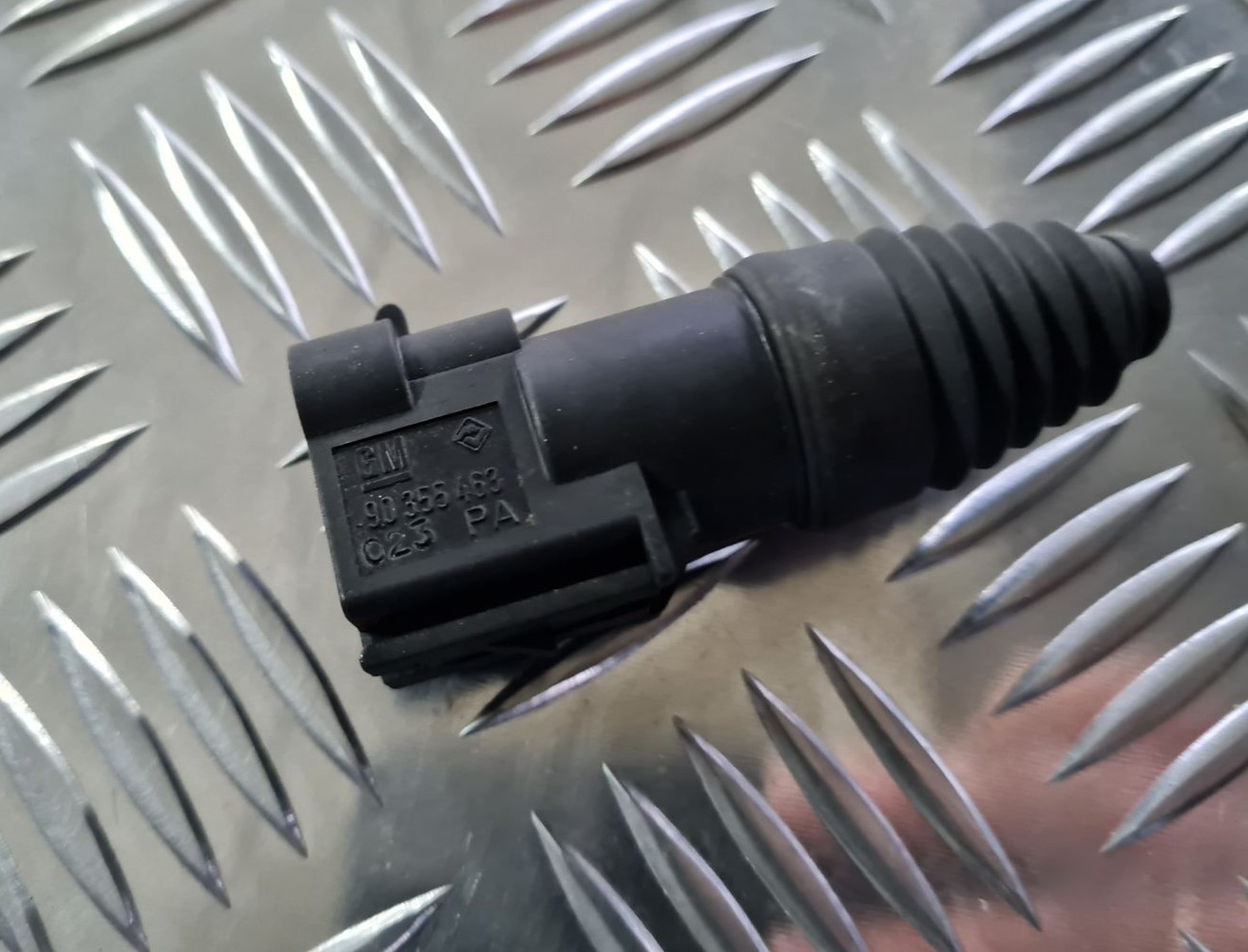 Pārsega atvēršanas/aizvēršanas kontakts priekš OPEL VECTRA C 2002