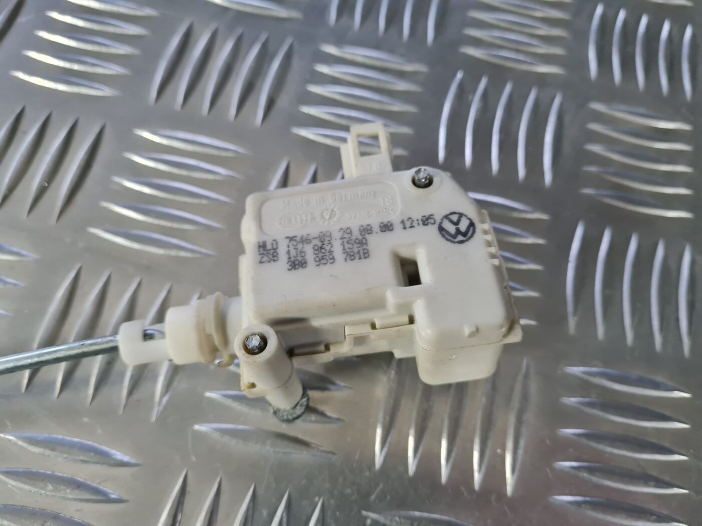 Bagažnieka vāka slēdzenes motors priekš VW GOLF IV 1999 2 Bagažnieka vāka slēdzenes motors priekš VW GOLF IV 1999