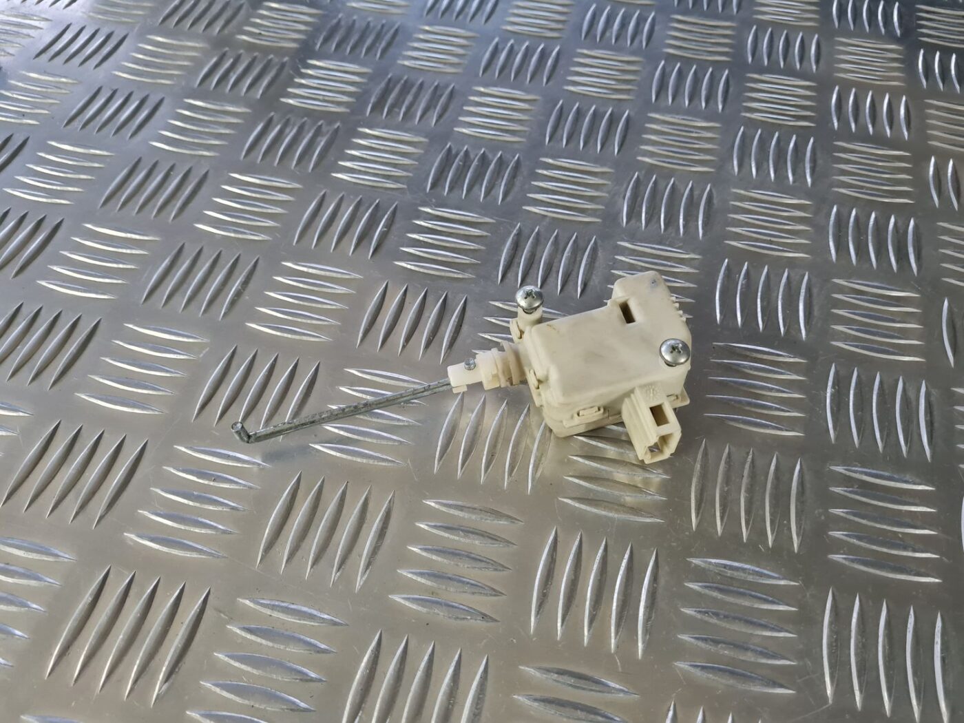 Bagažnieka vāka slēdzenes motors priekš VW GOLF IV 1999 3 Bagažnieka vāka slēdzenes motors priekš VW GOLF IV 1999