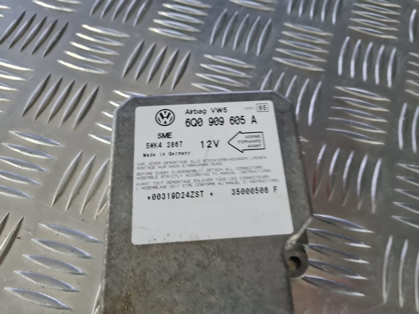 Drošības spilvena vadības bloks priekš VW GOLF IV 1999 2 Drošības spilvena vadības bloks priekš VW GOLF IV 1999