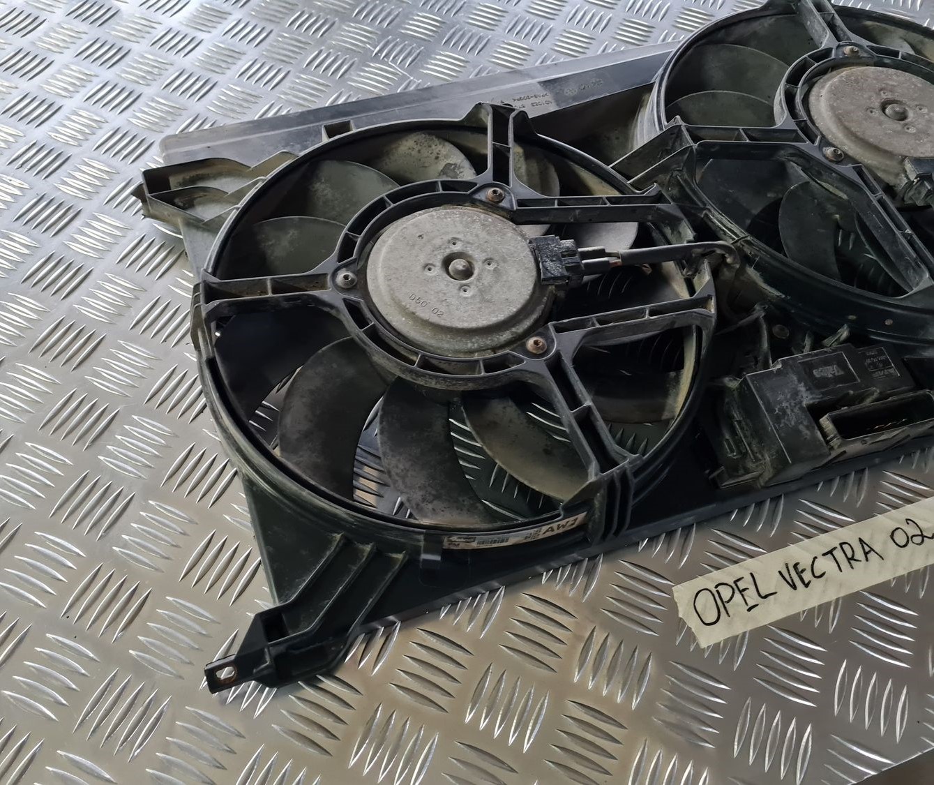 Dzesēšanas radiatora ventilators priekš OPEL VECTRA C 2002 2 Dzesēšanas radiatora ventilators priekš OPEL VECTRA C 2002