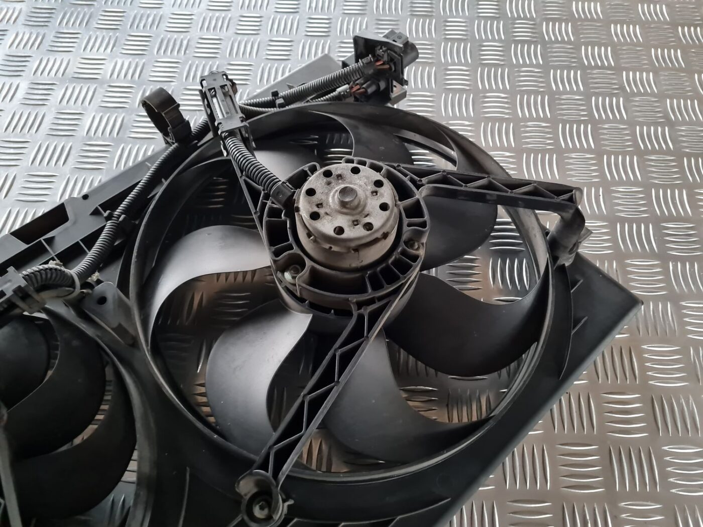 Dzesēšanas radiatora ventilators priekš VW GOLF IV 1999 7 Dzesēšanas radiatora ventilators priekš VW GOLF IV 1999