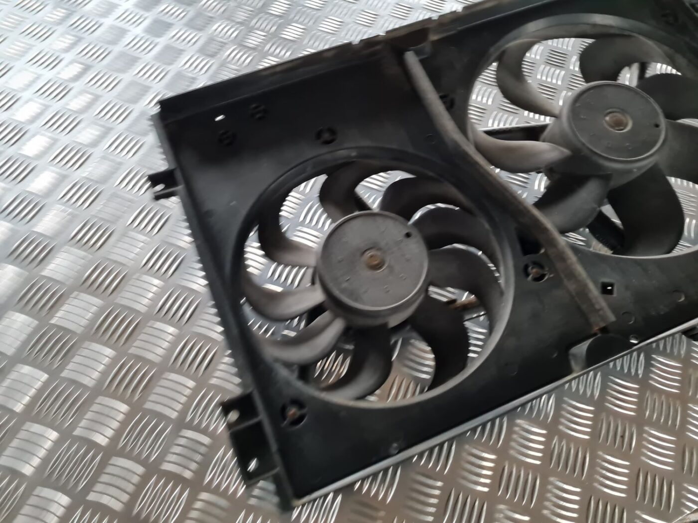 Dzesēšanas radiatora ventilators priekš VW GOLF IV 1999 4 Dzesēšanas radiatora ventilators priekš VW GOLF IV 1999