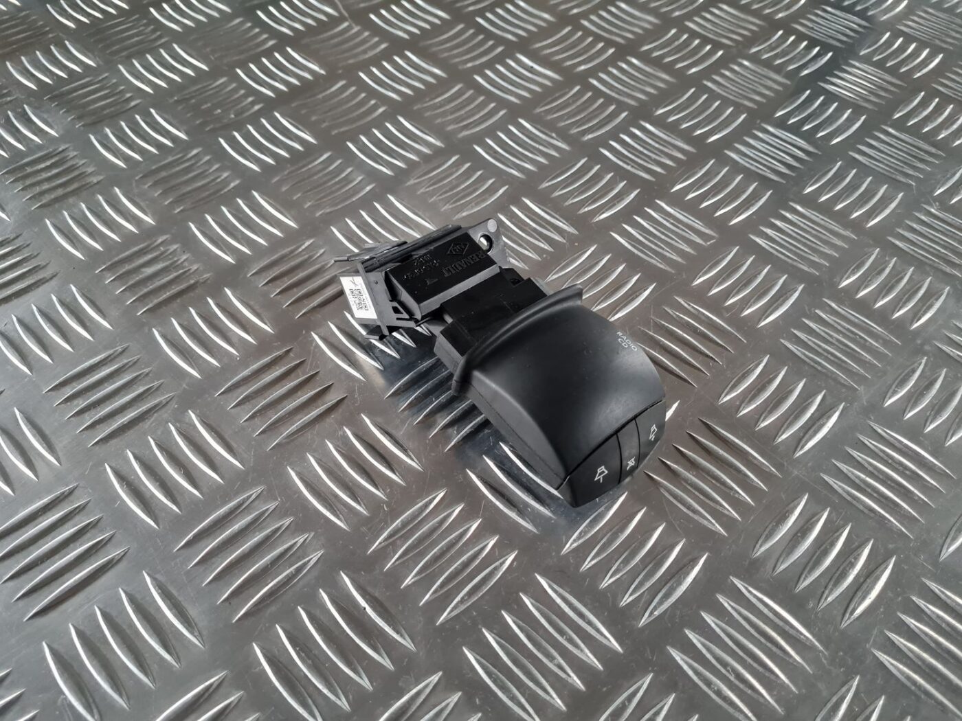 Multimēdijas pārslēgšanas slēdzis priekš RENAULT LAGUNA 2008 1 Multimēdijas pārslēgšanas slēdzis priekš RENAULT LAGUNA 2008