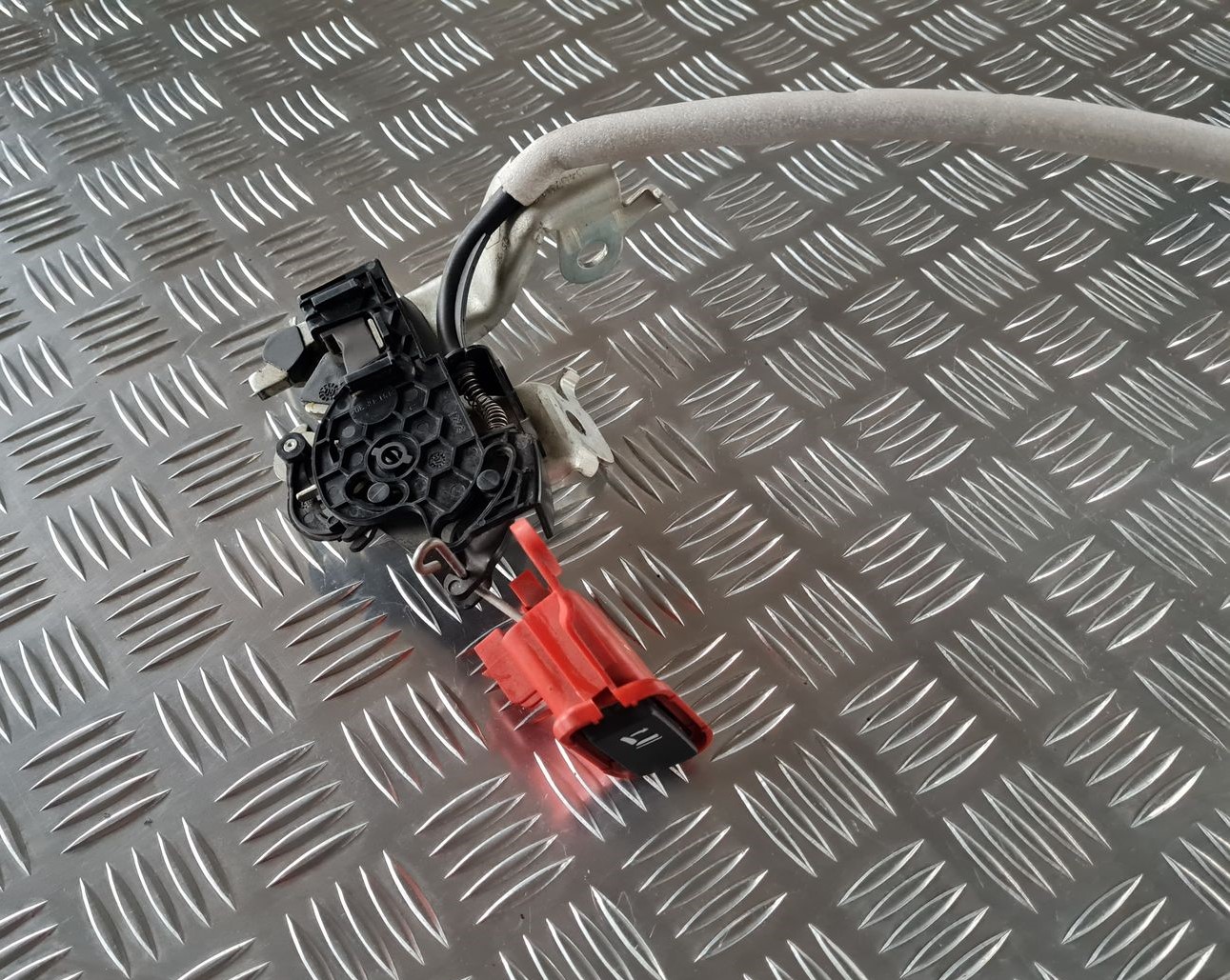 Aizmugurējā sēdekļa slēdzene priekš RENAULT LAGUNA 2008 4 Aizmugurējā sēdekļa slēdzene priekš RENAULT LAGUNA 2008