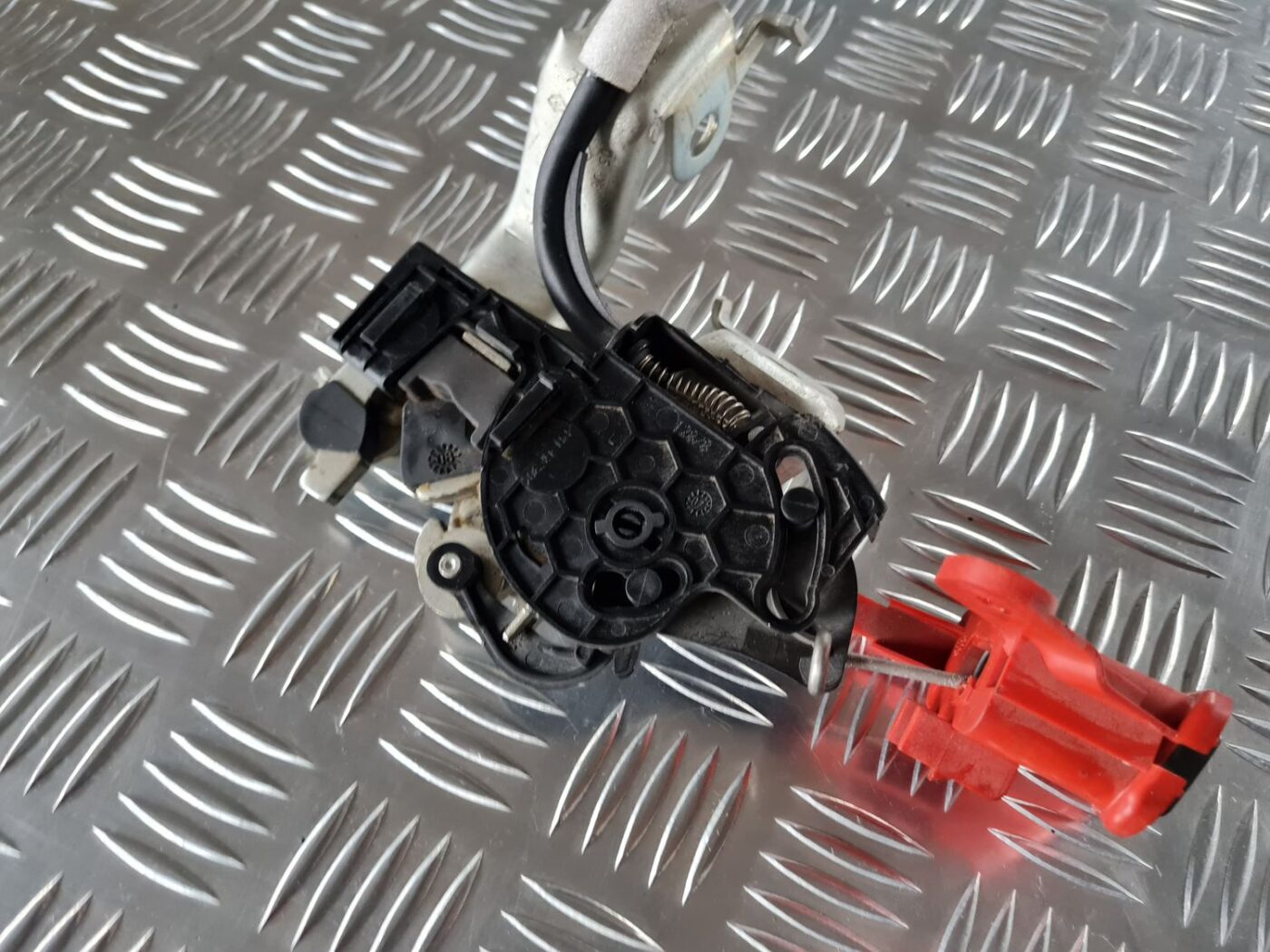 Aizmugurējā sēdekļa slēdzene priekš RENAULT LAGUNA 2008 3 Aizmugurējā sēdekļa slēdzene priekš RENAULT LAGUNA 2008