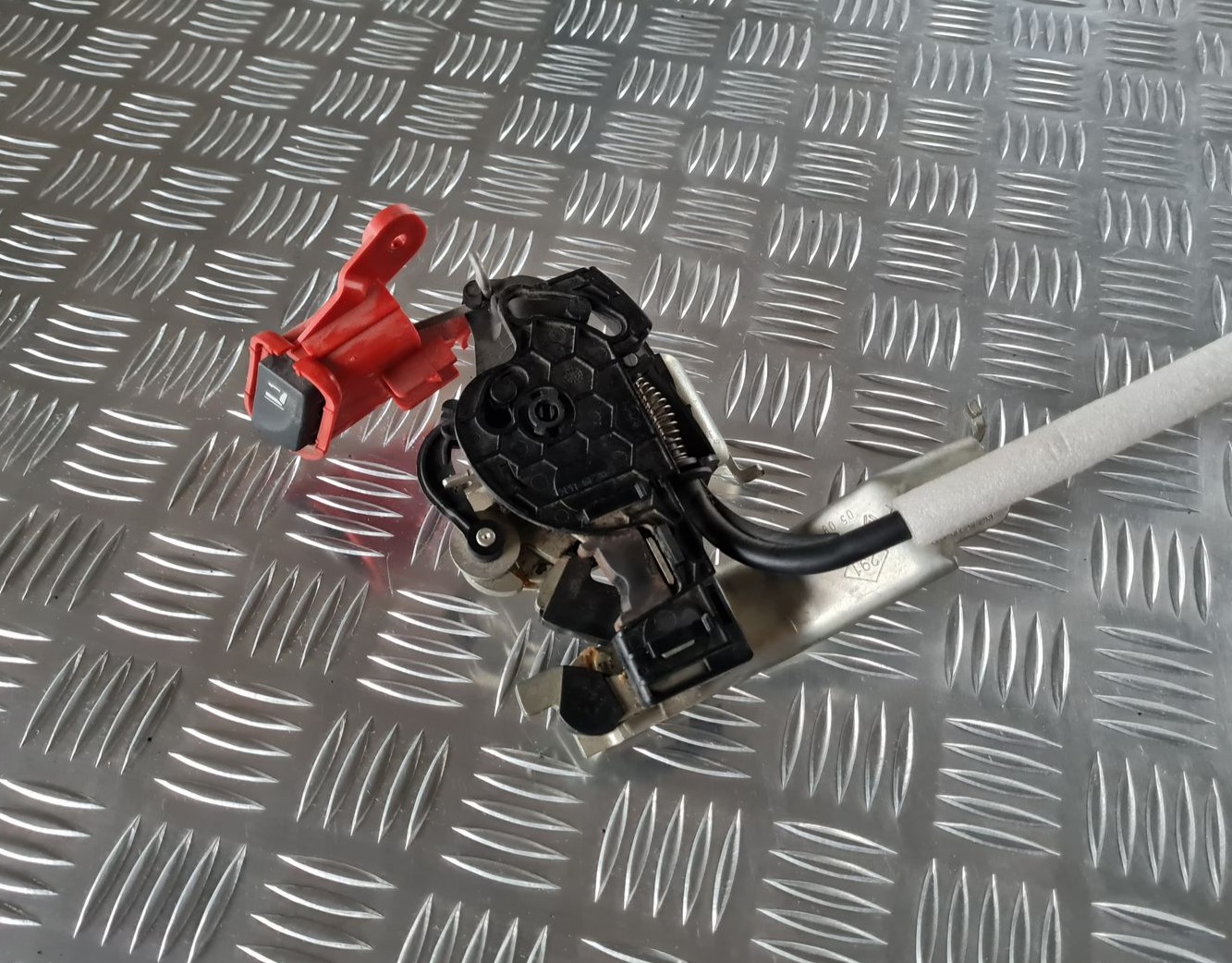 Aizmugurējā sēdekļa slēdzene priekš RENAULT LAGUNA 2008 4 Aizmugurējā sēdekļa slēdzene priekš RENAULT LAGUNA 2008