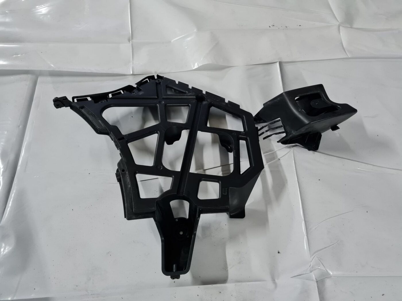 Aizmugurēja bufera kronšteins priekš RENAULT LAGUNA 2008 1 Aizmugurēja bufera kronšteins priekš RENAULT LAGUNA 2008