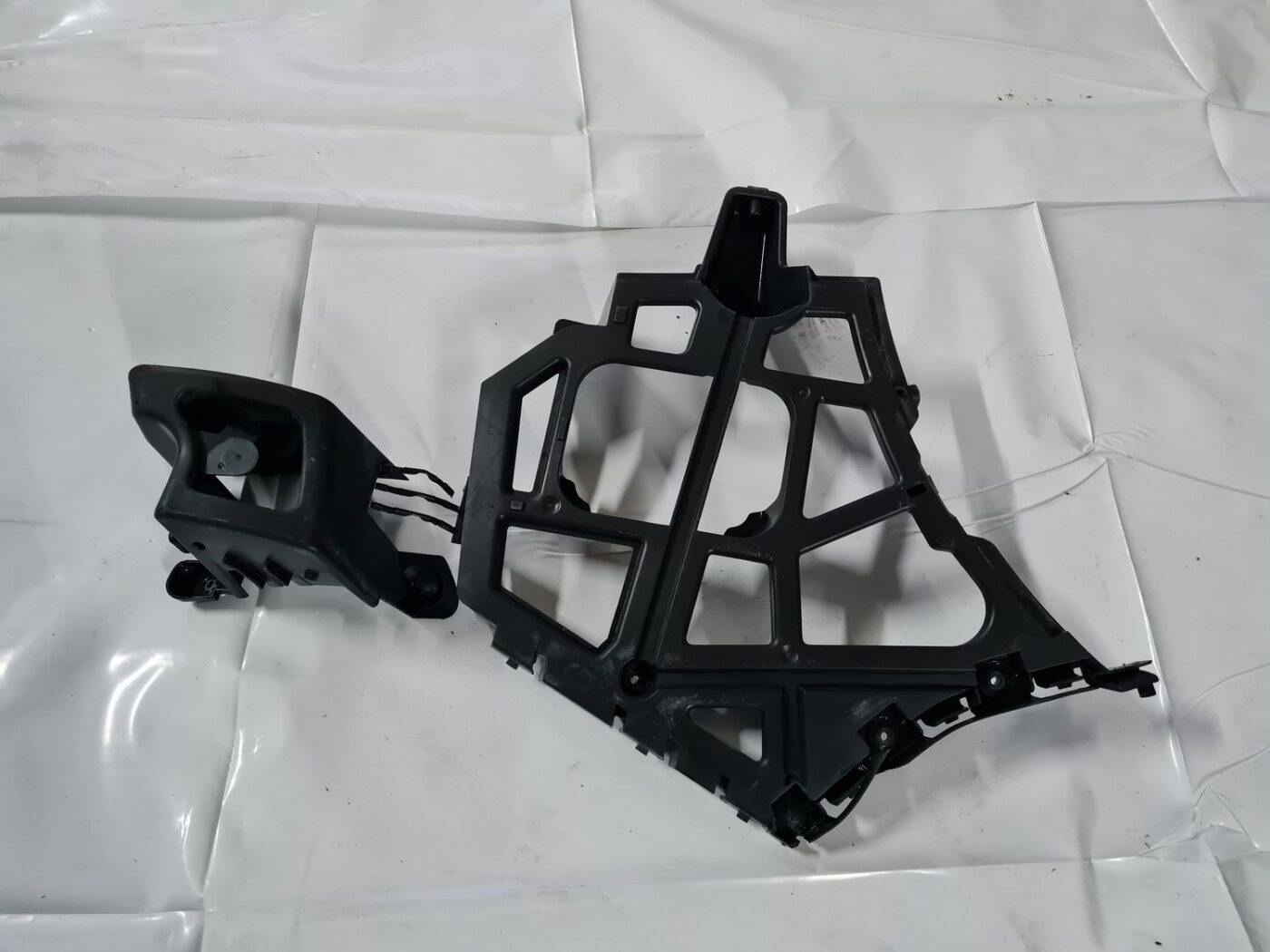 Aizmugurēja bufera kronšteins priekš RENAULT LAGUNA 2008 2 Aizmugurēja bufera kronšteins priekš RENAULT LAGUNA 2008