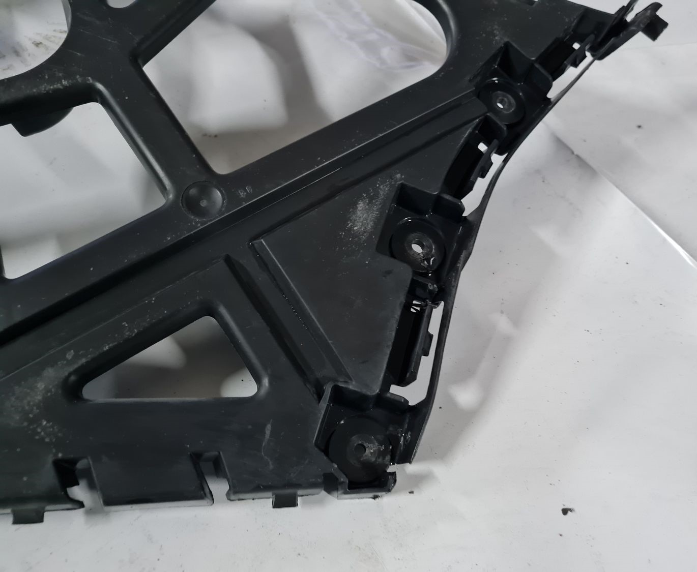 Aizmugurēja bufera kronšteins priekš RENAULT LAGUNA 2008 4 Aizmugurēja bufera kronšteins priekš RENAULT LAGUNA 2008