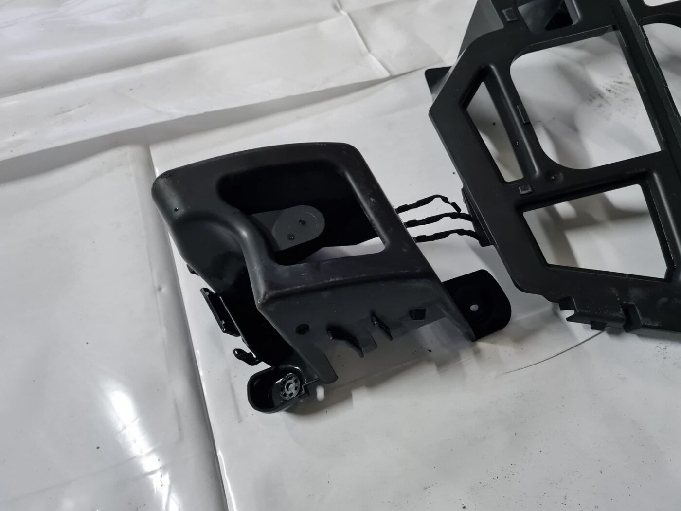 Aizmugurēja bufera kronšteins priekš RENAULT LAGUNA 2008 3 Aizmugurēja bufera kronšteins priekš RENAULT LAGUNA 2008