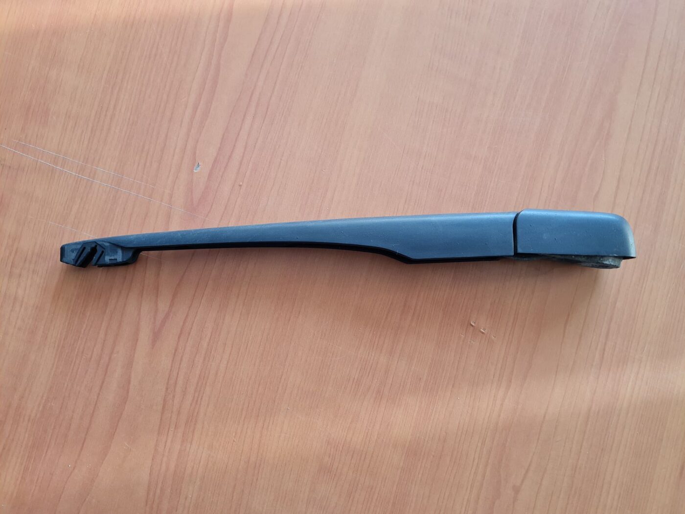 Aizmugurējā loga tīrītāja slotiņa priekš BMW X3 2004 2 Aizmugurējā loga tīrītāja slotiņa priekš BMW X3 2004