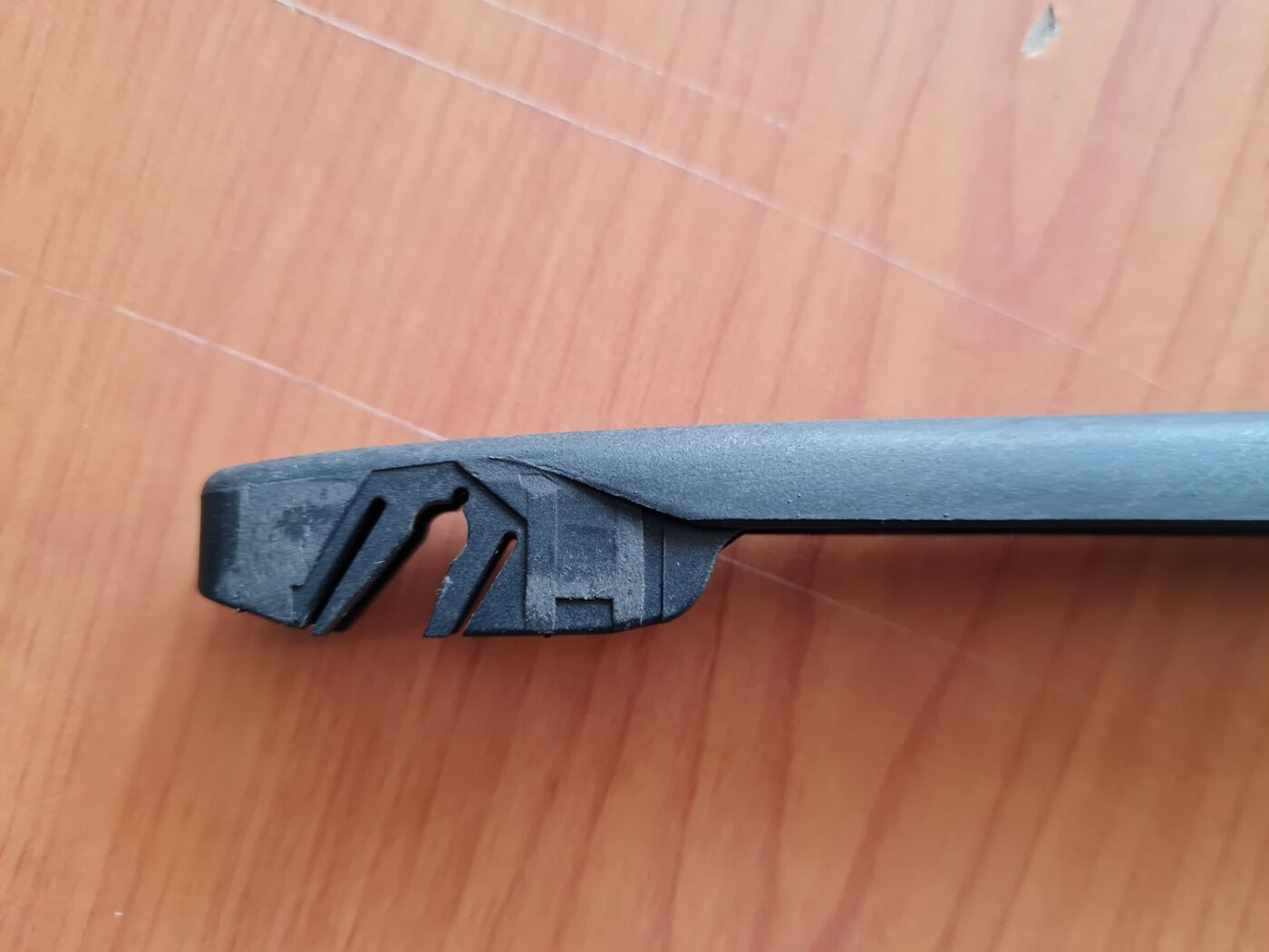 Aizmugurējā loga tīrītāja slotiņa priekš BMW X3 2004 6 Aizmugurējā loga tīrītāja slotiņa priekš BMW X3 2004