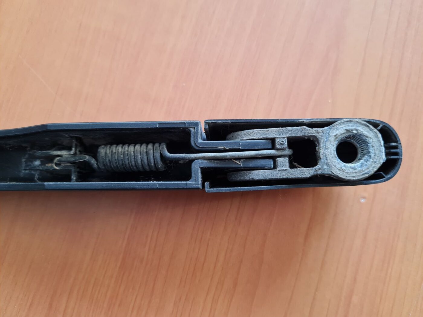 Aizmugurējā loga tīrītāja slotiņa priekš BMW X3 2004 4 Aizmugurējā loga tīrītāja slotiņa priekš BMW X3 2004