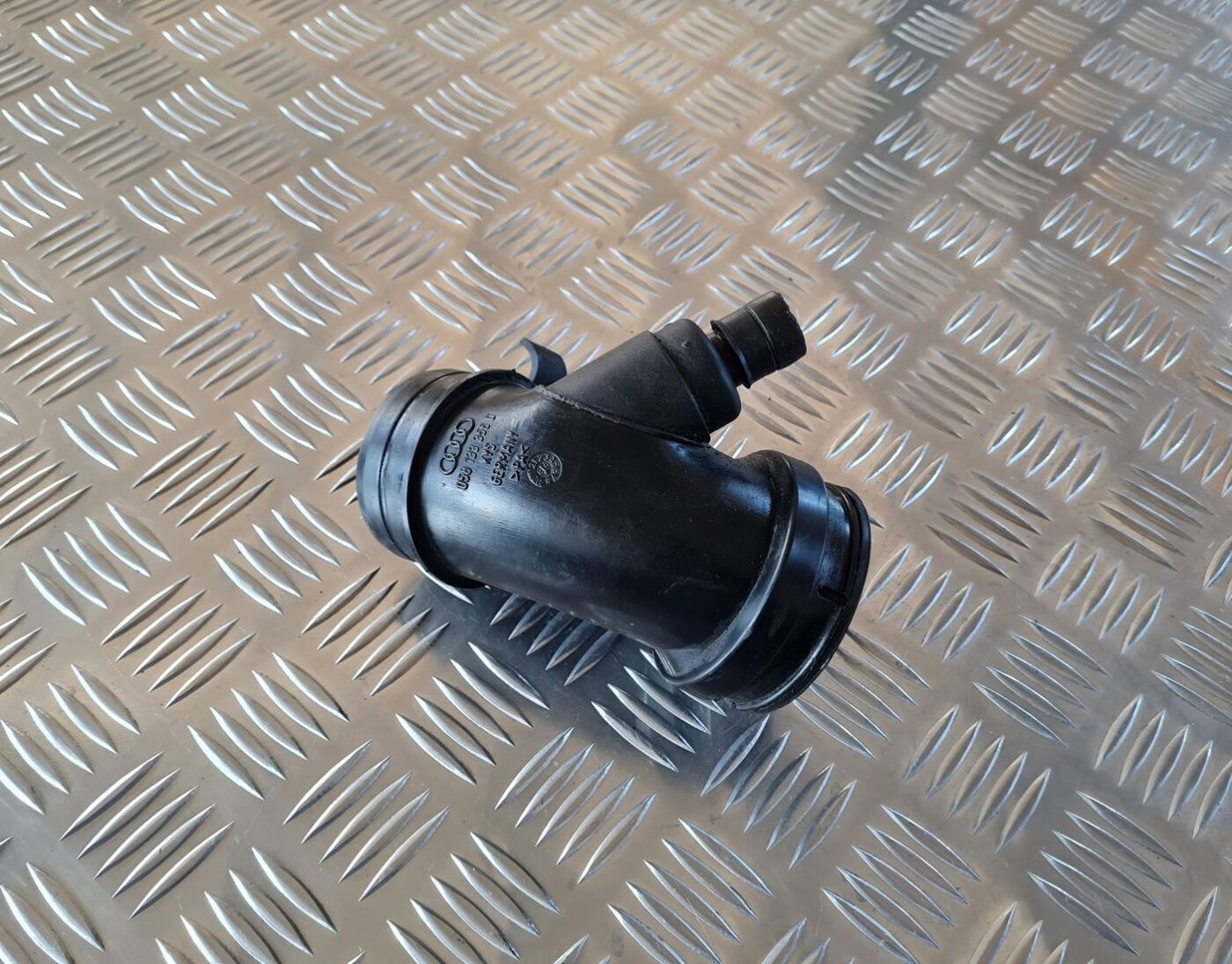 Gaisa ieplūdes šļūtene priekš AUDI A6 1998 5 Gaisa ieplūdes šļūtene priekš AUDI A6 1998