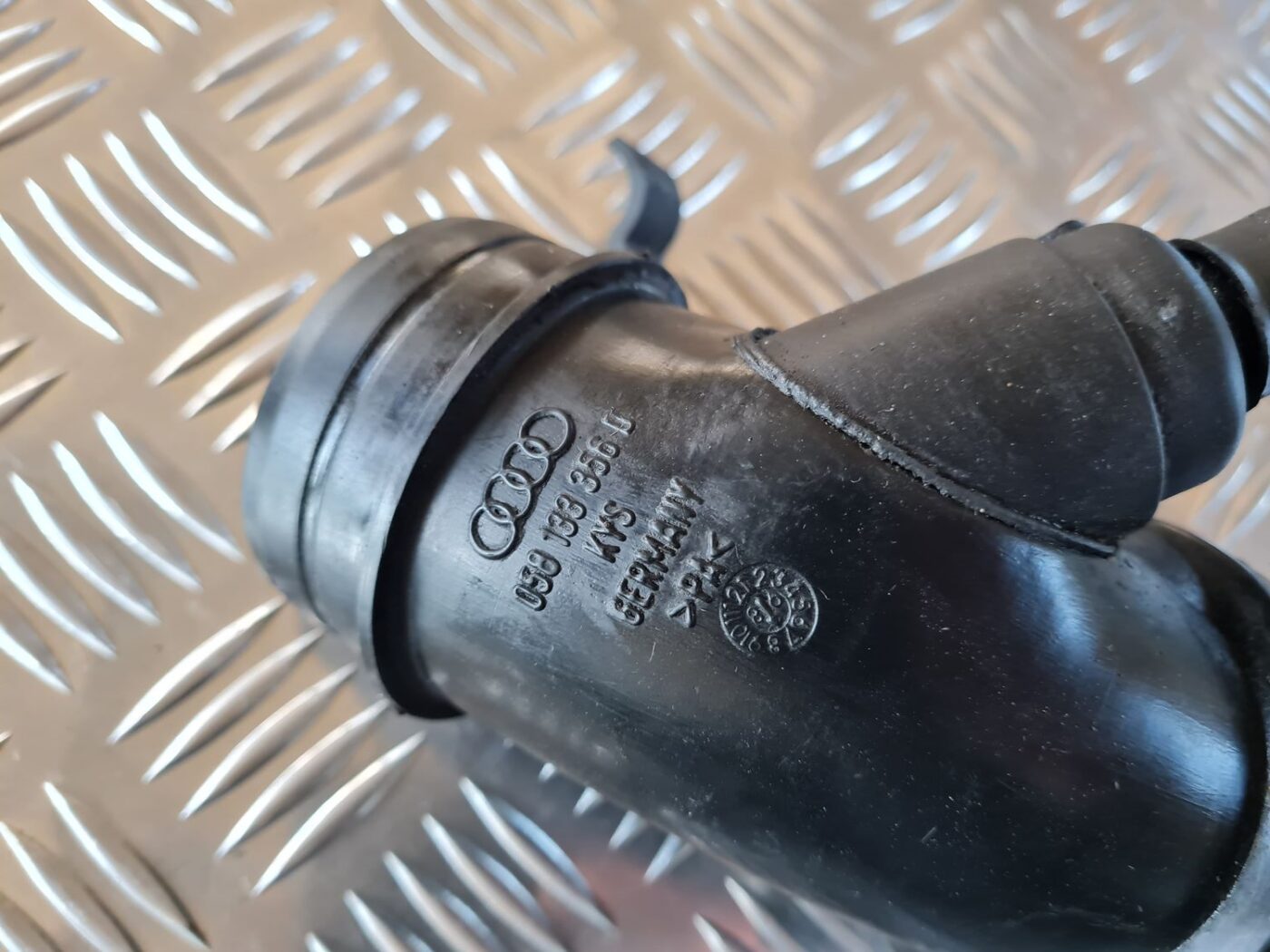 Gaisa ieplūdes šļūtene priekš AUDI A6 1998 4 Gaisa ieplūdes šļūtene priekš AUDI A6 1998