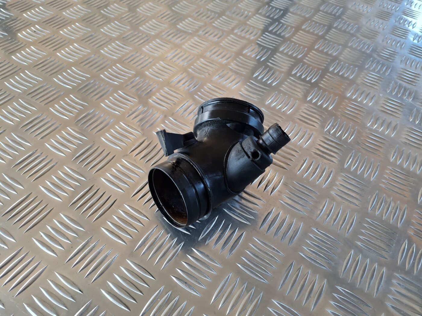 Gaisa ieplūdes šļūtene priekš AUDI A6 1998 3 Gaisa ieplūdes šļūtene priekš AUDI A6 1998