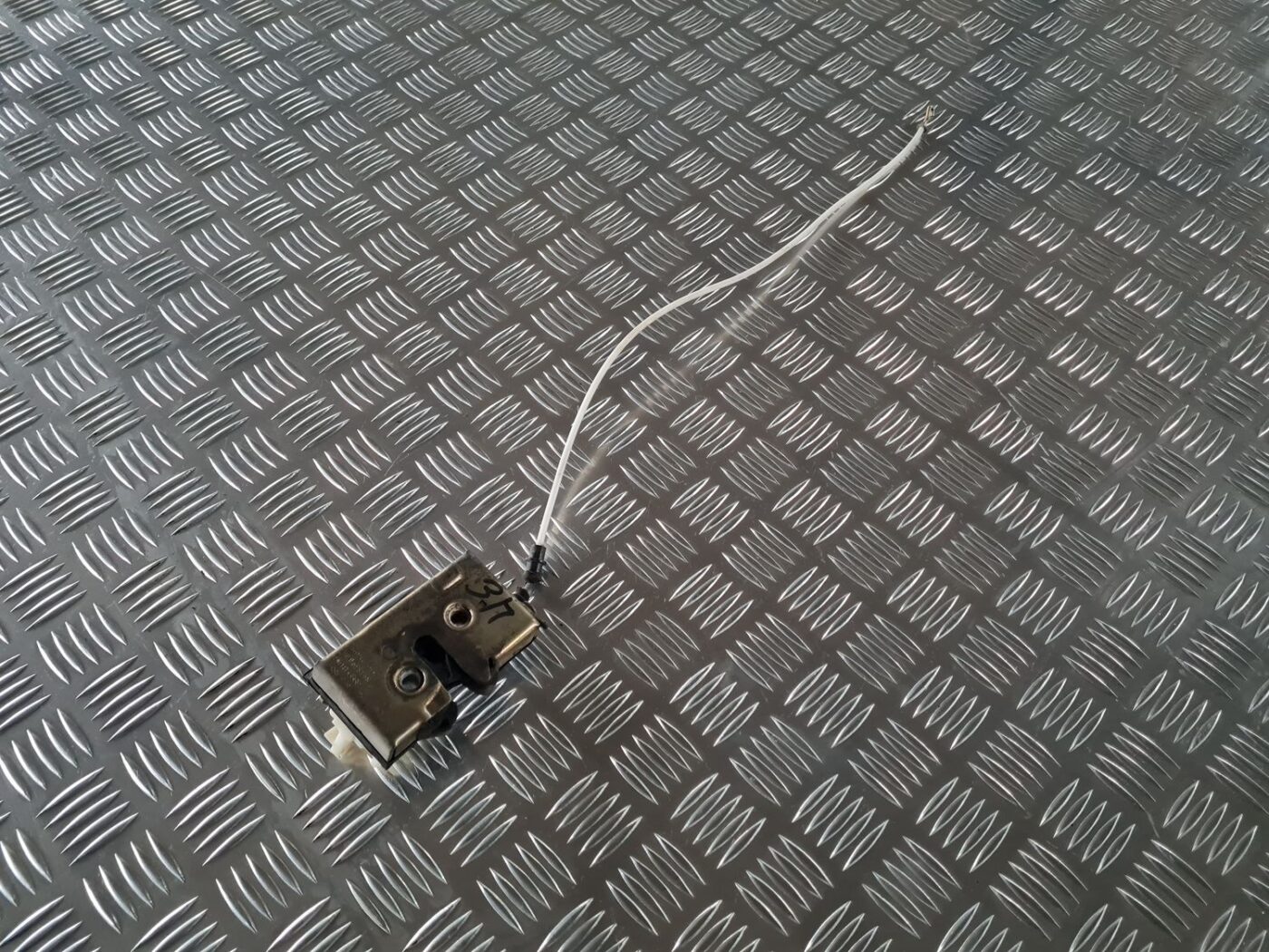 Aizmugurējo labo durvju slēdzene priekš AUDI 80 1991 1 Aizmugurējo labo durvju slēdzene priekš AUDI 80 1991