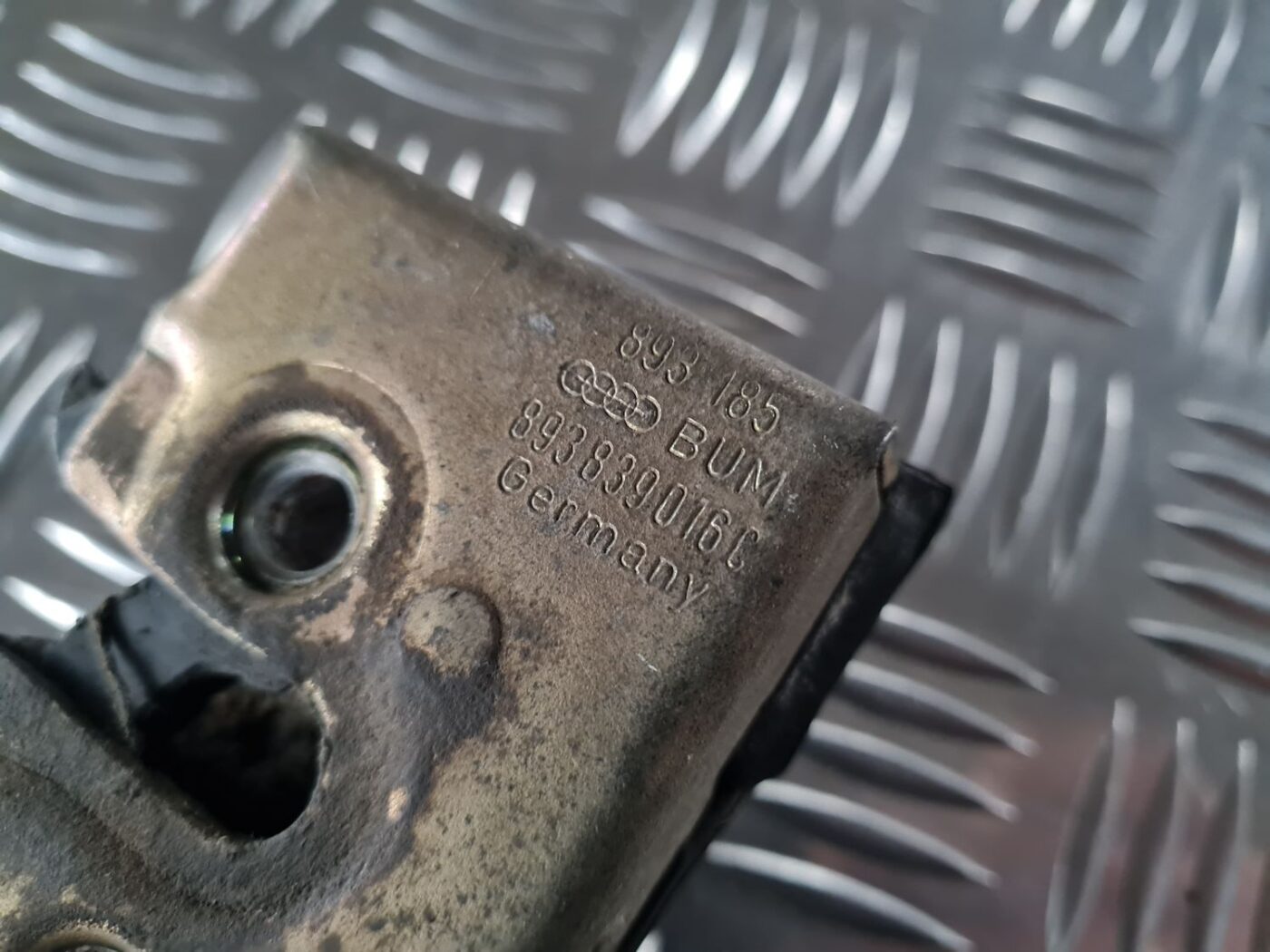 Aizmugurējo labo durvju slēdzene priekš AUDI 80 1991 3 Aizmugurējo labo durvju slēdzene priekš AUDI 80 1991