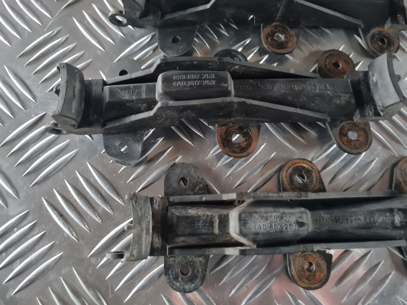 Aizmugurēja bufera kronšteins priekš AUDI 80 1991 2 Aizmugurēja bufera kronšteins priekš AUDI 80 1991