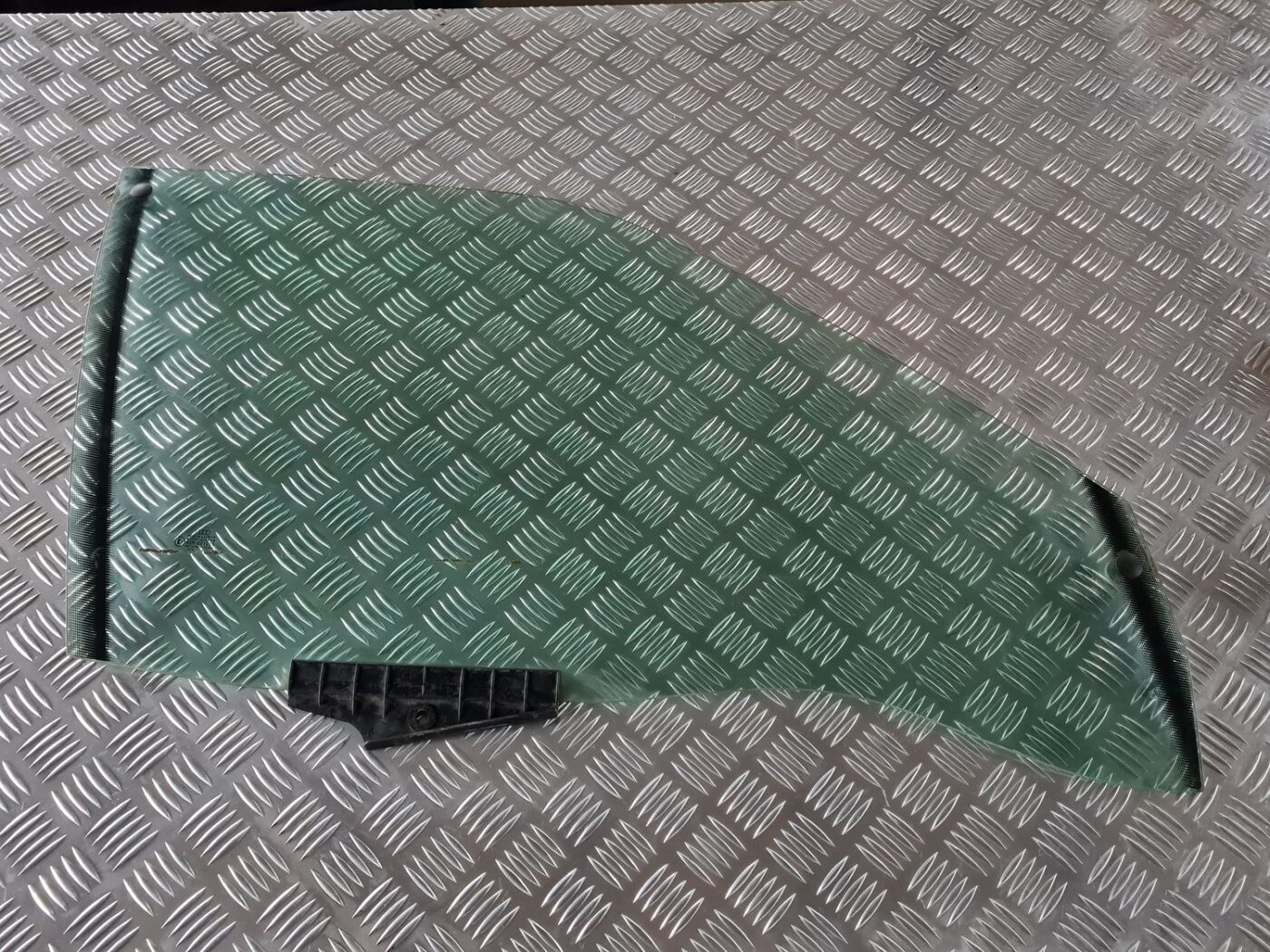 Priekšējo labo durvju stikls priekš AUDI 80 1991 1 Priekšējo labo durvju stikls priekš AUDI 80 1991