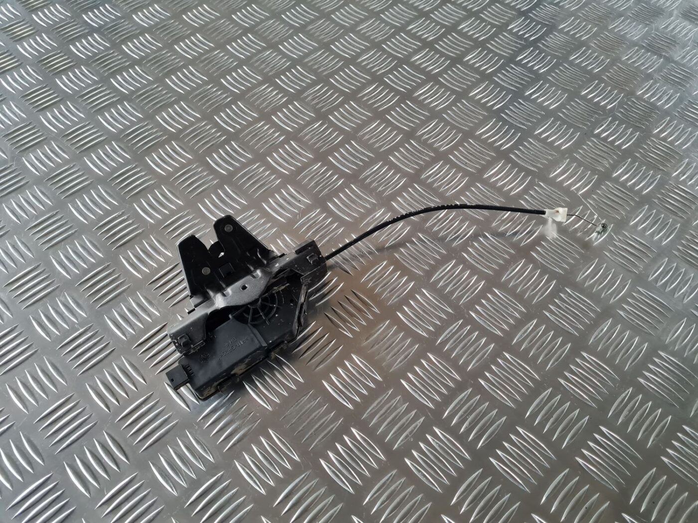 Bagāžnieka vāka slēdzene priekš BMW 6 E63 645 2004 1 Bagāžnieka vāka slēdzene priekš BMW 6 E63 645 2004