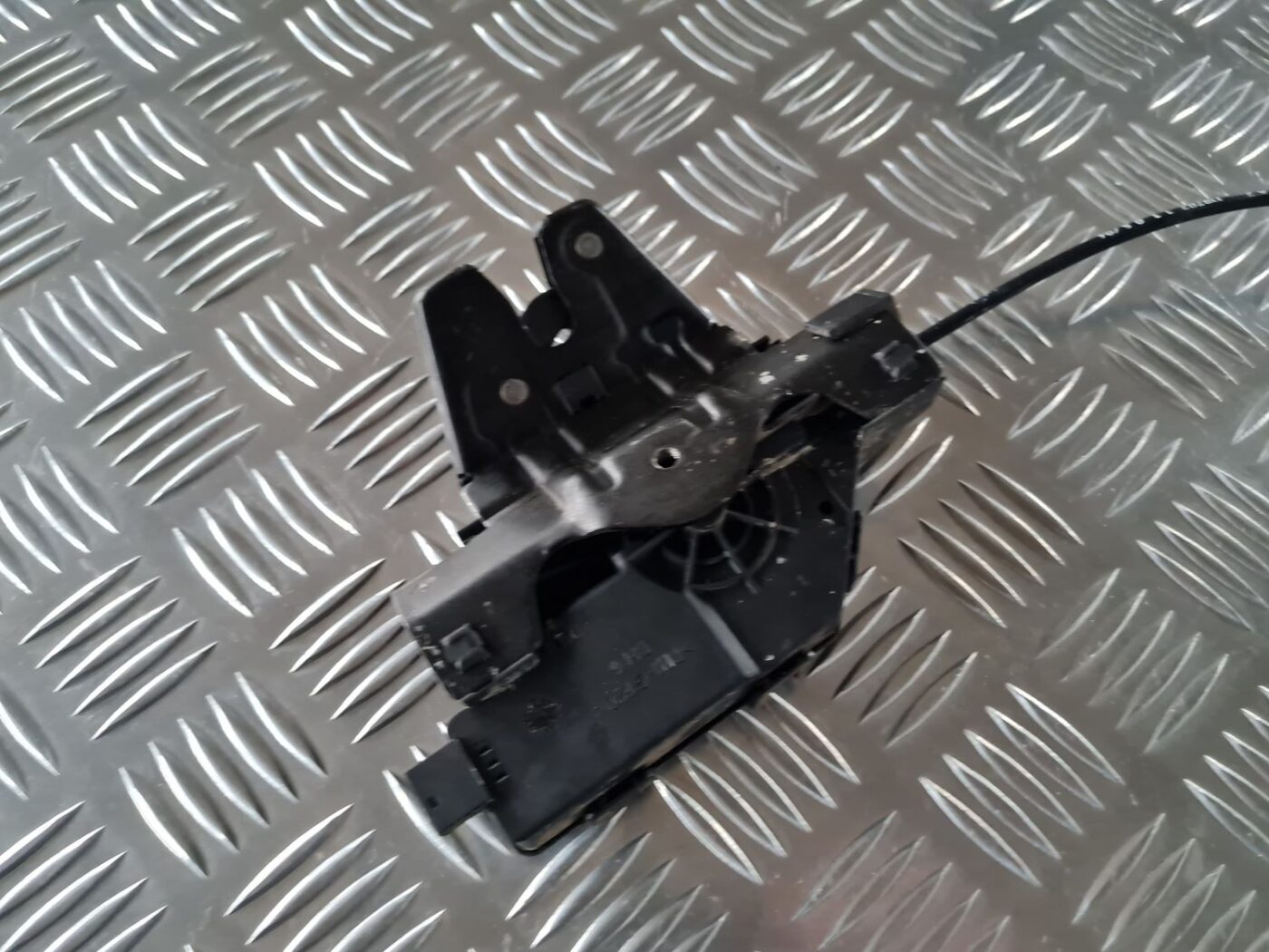 Bagāžnieka vāka slēdzene priekš BMW 6 E63 645 2004 2 Bagāžnieka vāka slēdzene priekš BMW 6 E63 645 2004