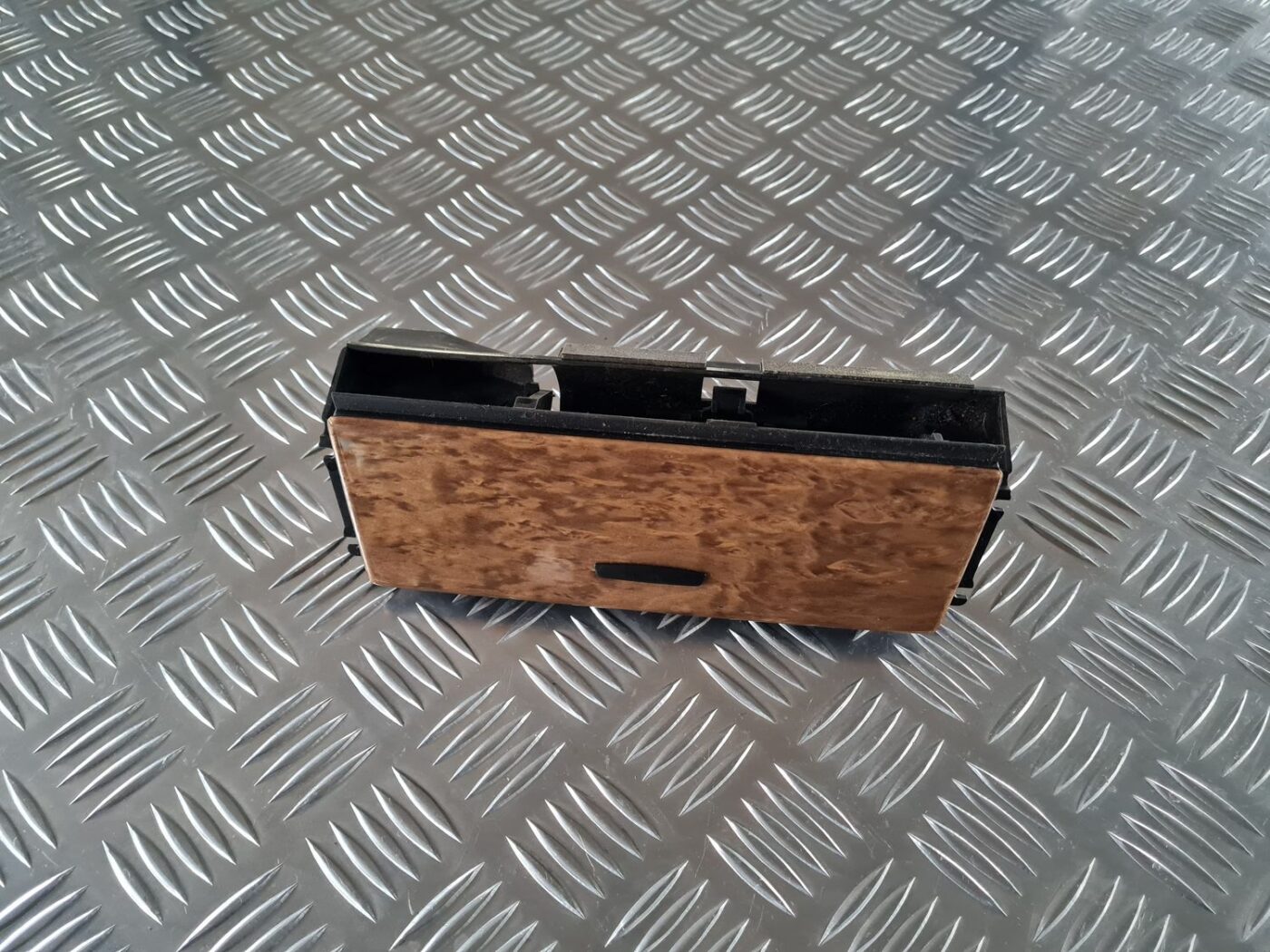 Pelnu trauks priekš BMW 6 E63 645 2004 1 Pelnu trauks priekš BMW 6 E63 645 2004