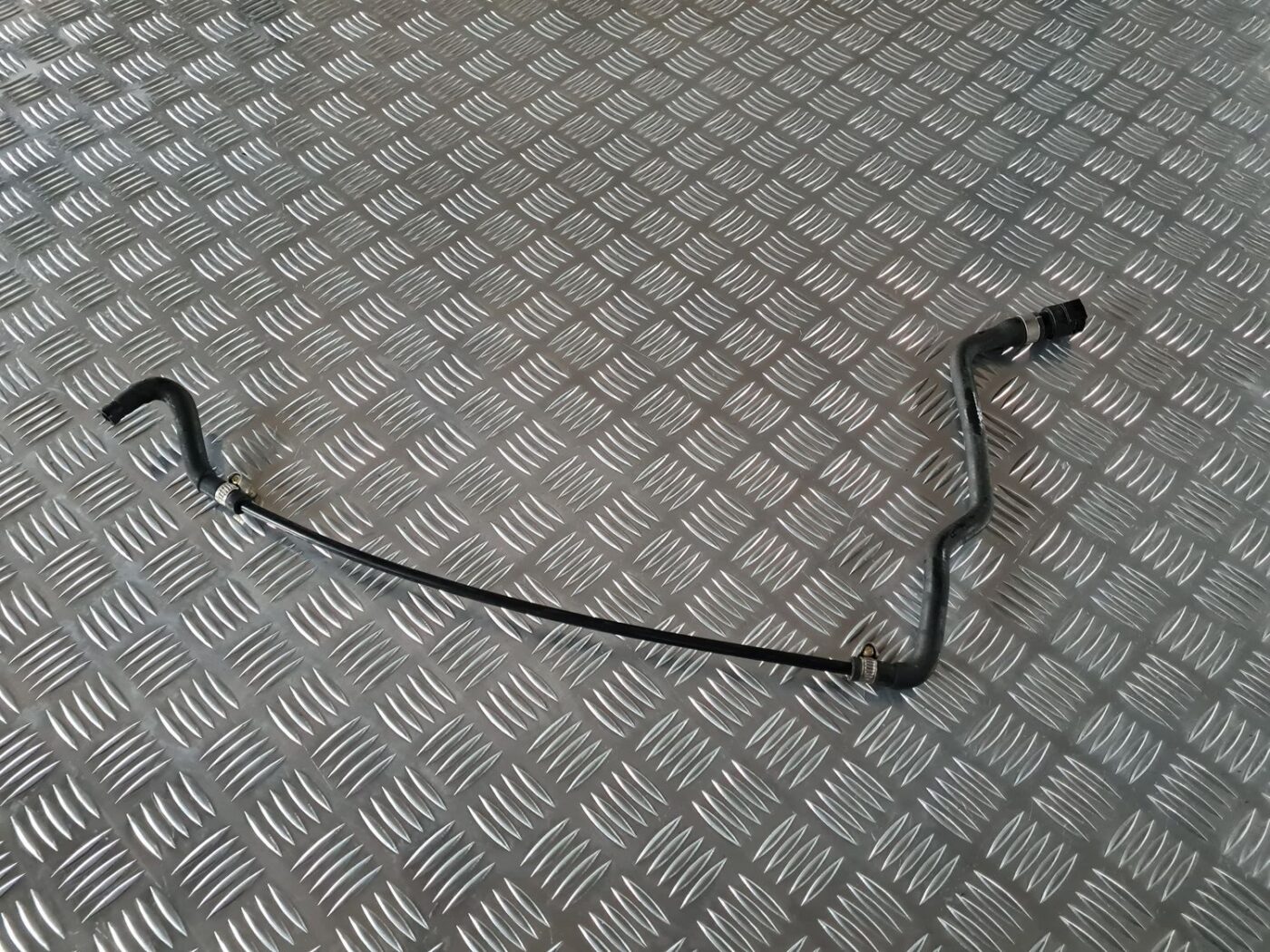 Dzesēšanas caurule priekš BMW 6 E63 645 2004 1 Dzesēšanas caurule priekš BMW 6 E63 645 2004