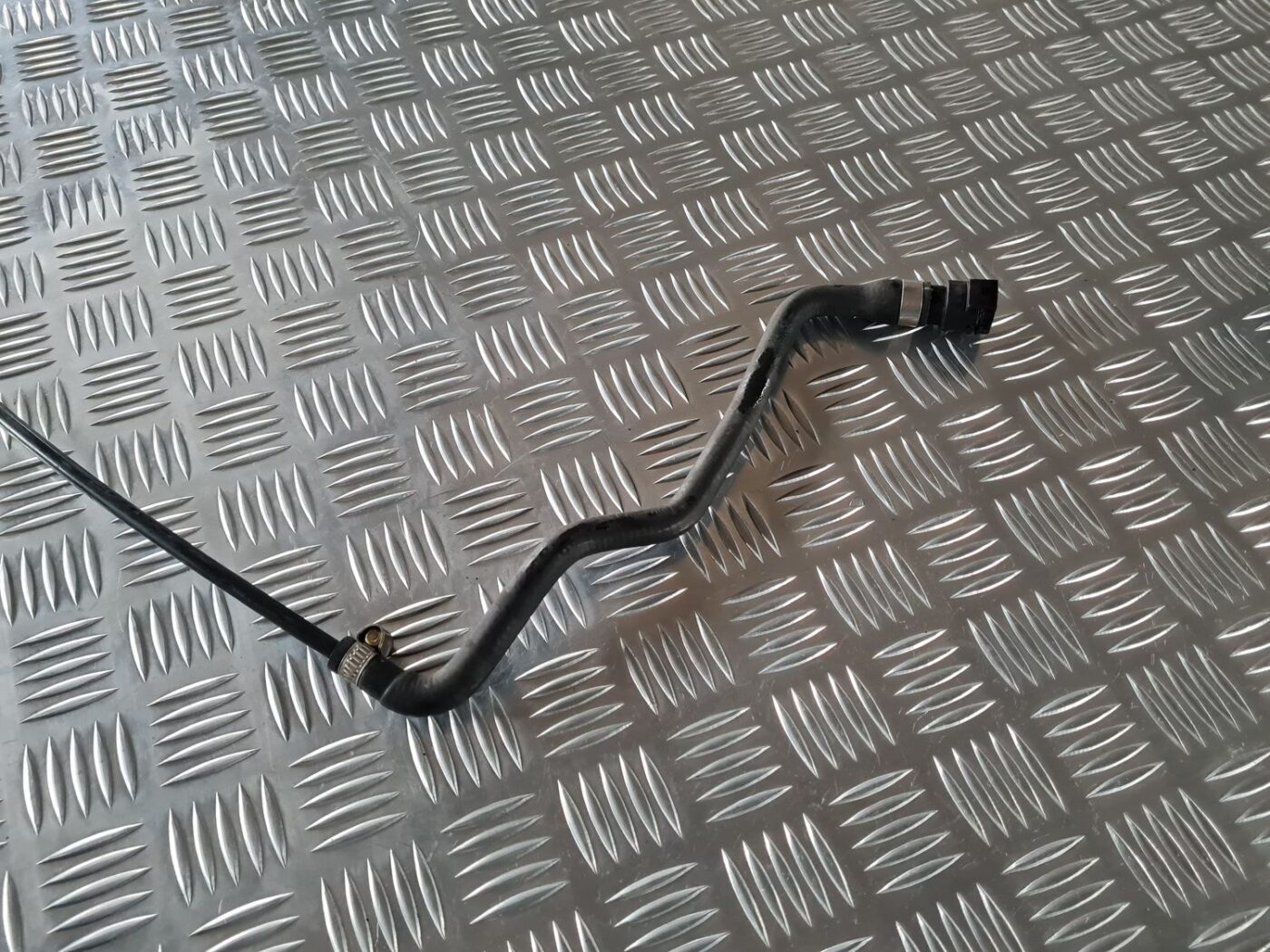 Dzesēšanas caurule priekš BMW 6 E63 645 2004 2 Dzesēšanas caurule priekš BMW 6 E63 645 2004