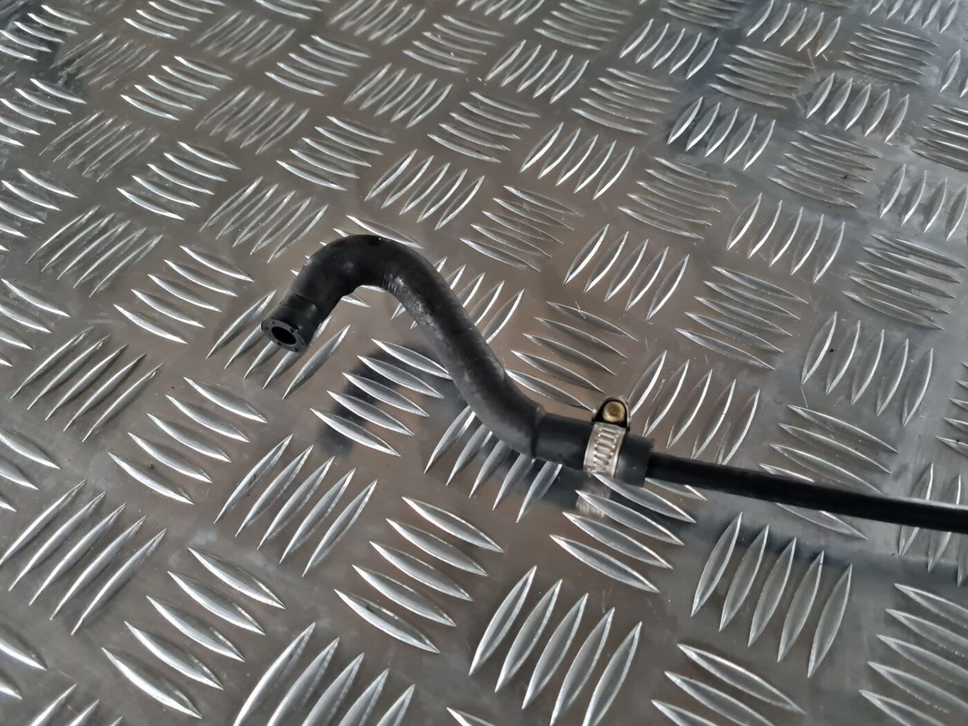 Dzesēšanas caurule priekš BMW 6 E63 645 2004 4 Dzesēšanas caurule priekš BMW 6 E63 645 2004