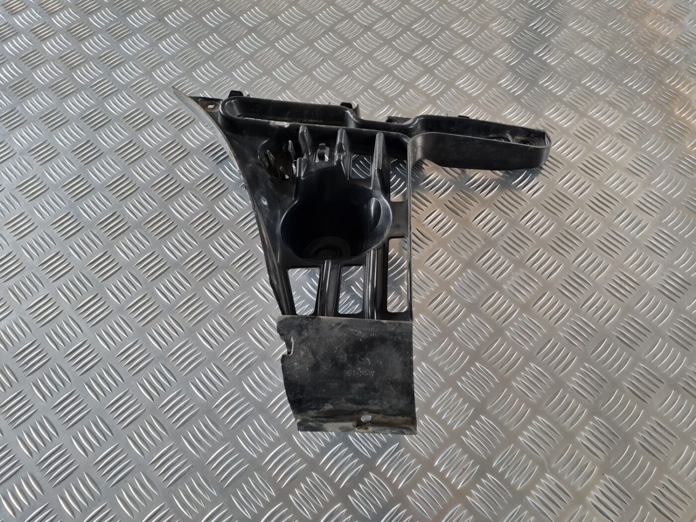 Aizmugurēja bufera kronšteins priekš BMW 6 E63 645 2004 1 Aizmugurēja bufera kronšteins priekš BMW 6 E63 645 2004