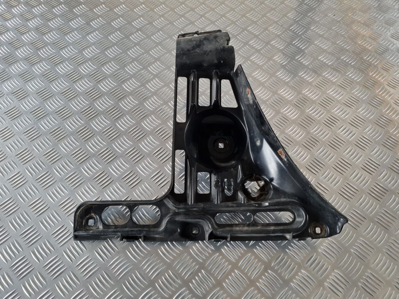 Aizmugurēja bufera kronšteins priekš BMW 6 E63 645 2004 2 Aizmugurēja bufera kronšteins priekš BMW 6 E63 645 2004