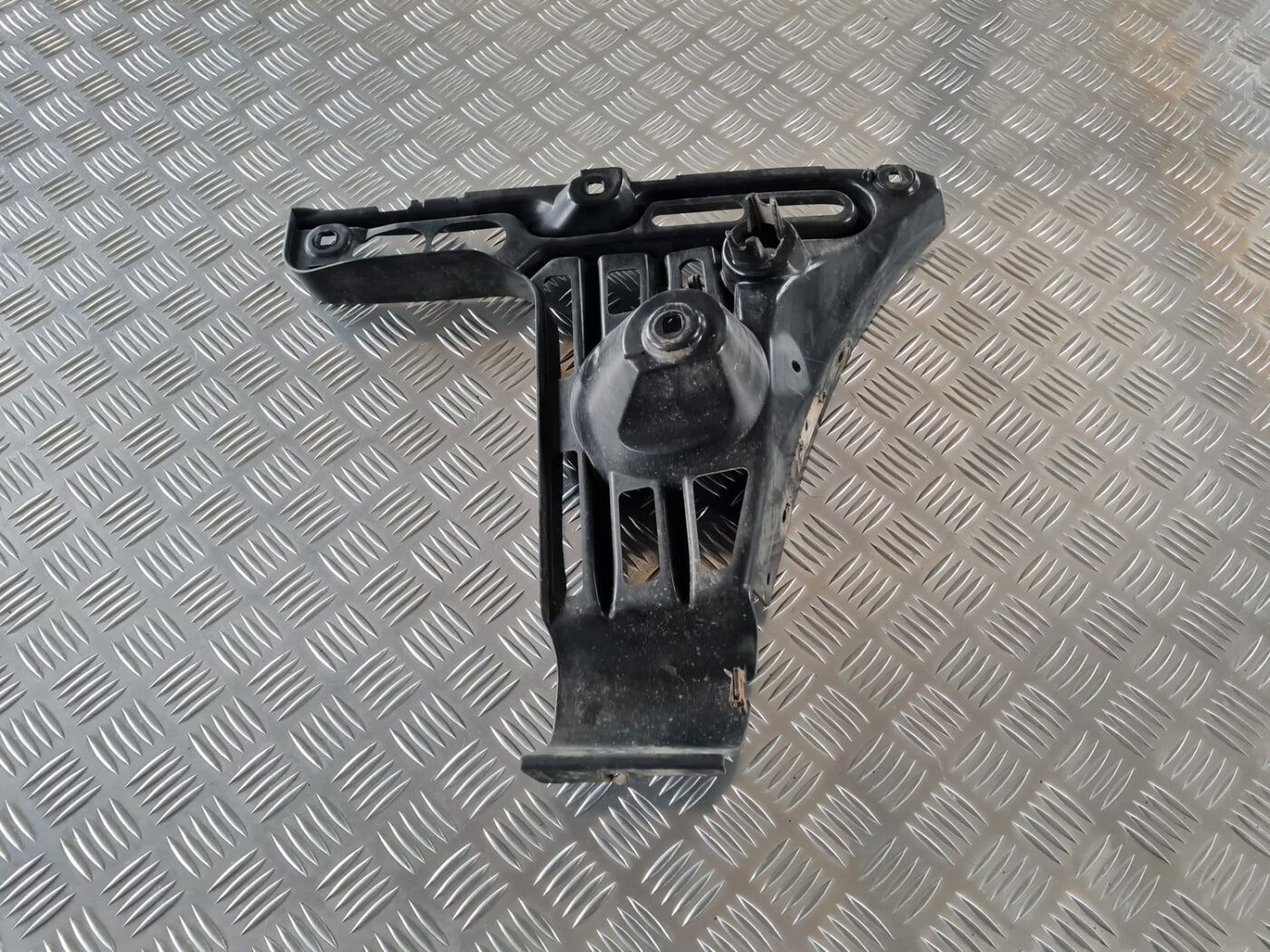 Aizmugurēja bufera kronšteins priekš BMW 6 E63 645 2004 4 Aizmugurēja bufera kronšteins priekš BMW 6 E63 645 2004