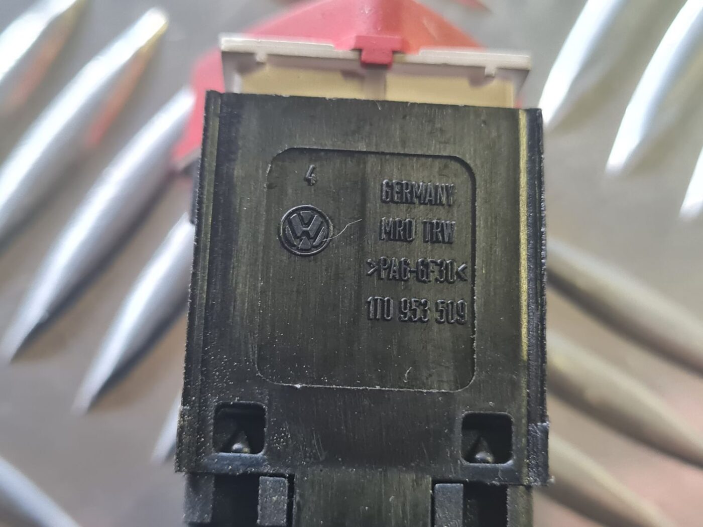 Trauksmes poga priekš VW GOLF 5 2004 5 Trauksmes poga priekš VW GOLF 5 2004