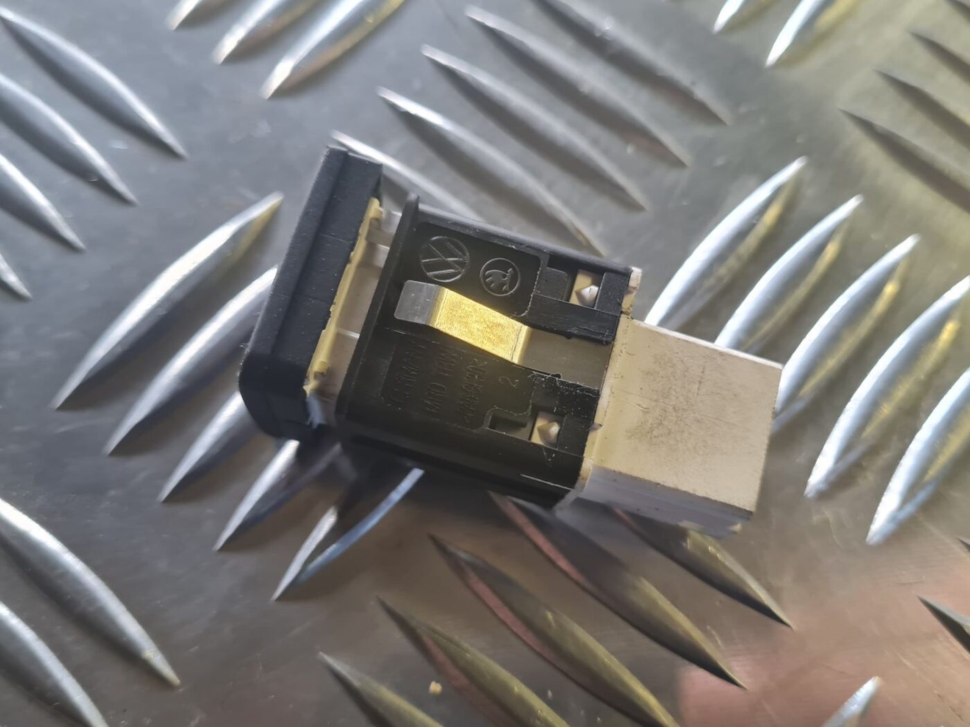 ESP poga priekš VW GOLF 5 2004 4 ESP poga priekš VW GOLF 5 2004