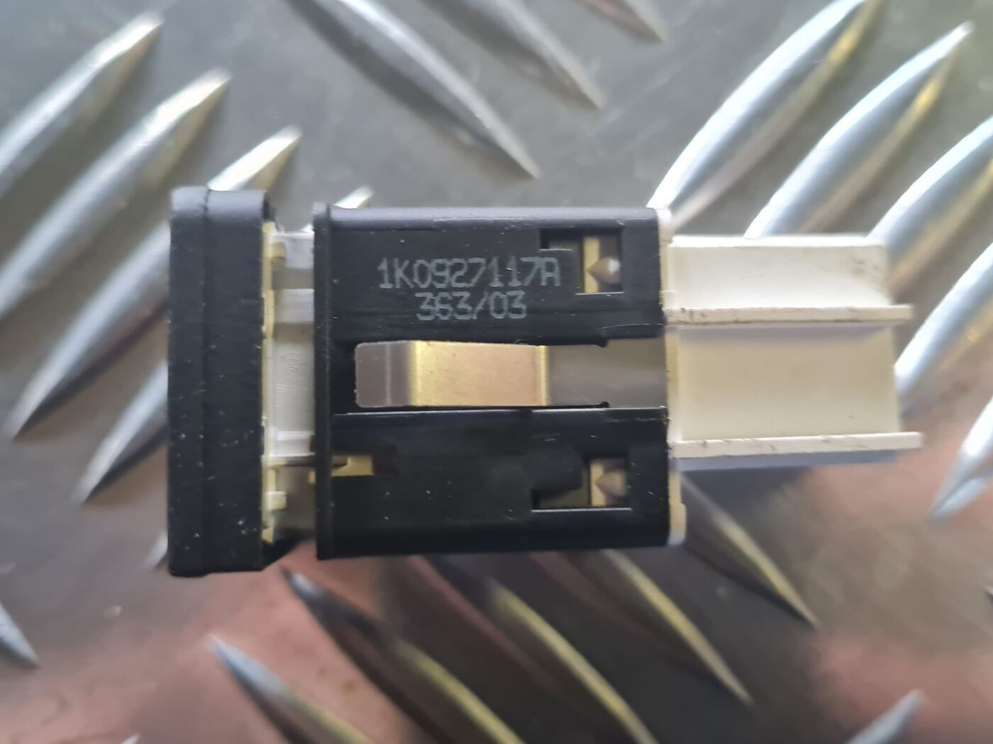 ESP poga priekš VW GOLF 5 2004 3 ESP poga priekš VW GOLF 5 2004