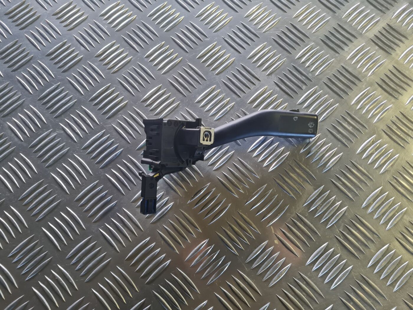 Stikla tīrītāja slēdzis priekš VW GOLF 5 2004 1 Stikla tīrītāja slēdzis priekš VW GOLF 5 2004