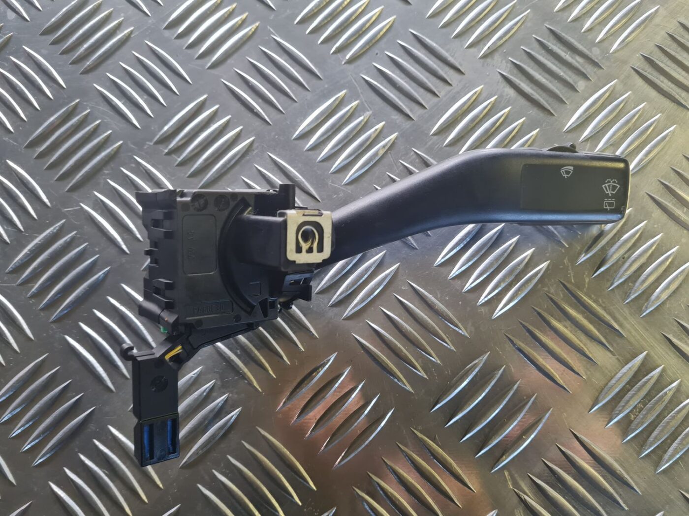 Stikla tīrītāja slēdzis priekš VW GOLF 5 2004 2 Stikla tīrītāja slēdzis priekš VW GOLF 5 2004