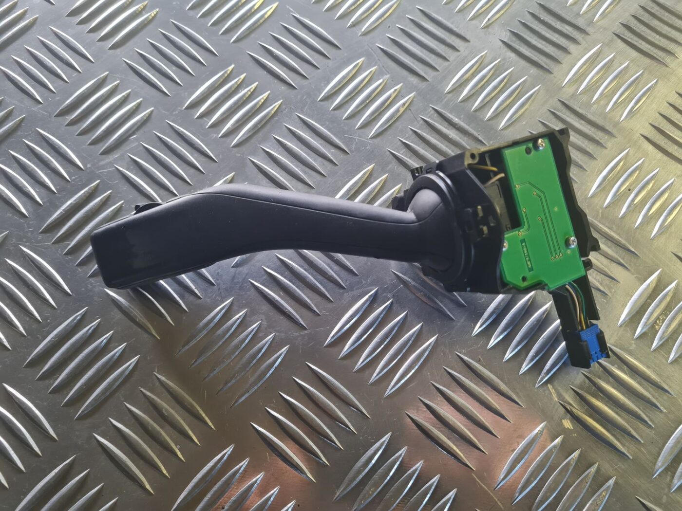 Stikla tīrītāja slēdzis priekš VW GOLF 5 2004 4 Stikla tīrītāja slēdzis priekš VW GOLF 5 2004