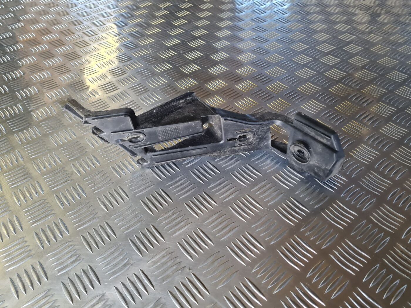 Aizmugurēja bufera kronšteins priekš VW GOLF 5 2004 1 Aizmugurēja bufera kronšteins priekš VW GOLF 5 2004