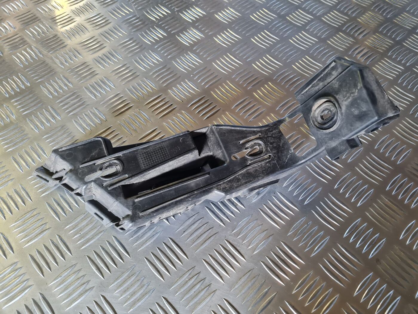 Aizmugurēja bufera kronšteins priekš VW GOLF 5 2004 2 Aizmugurēja bufera kronšteins priekš VW GOLF 5 2004