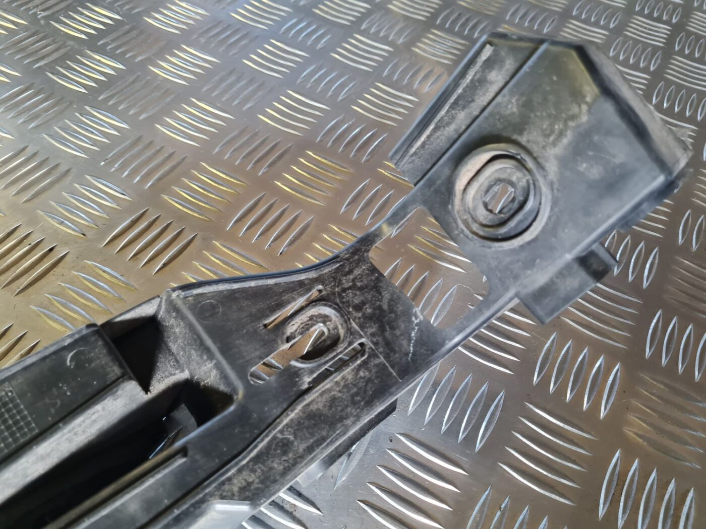 Aizmugurēja bufera kronšteins priekš VW GOLF 5 2004 7 Aizmugurēja bufera kronšteins priekš VW GOLF 5 2004