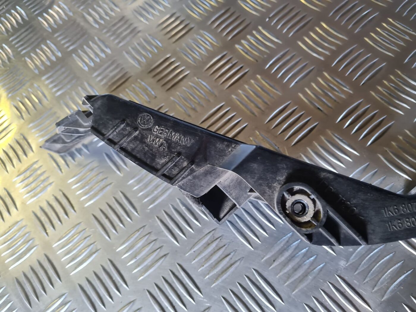 Aizmugurēja bufera kronšteins priekš VW GOLF 5 2004 5 Aizmugurēja bufera kronšteins priekš VW GOLF 5 2004