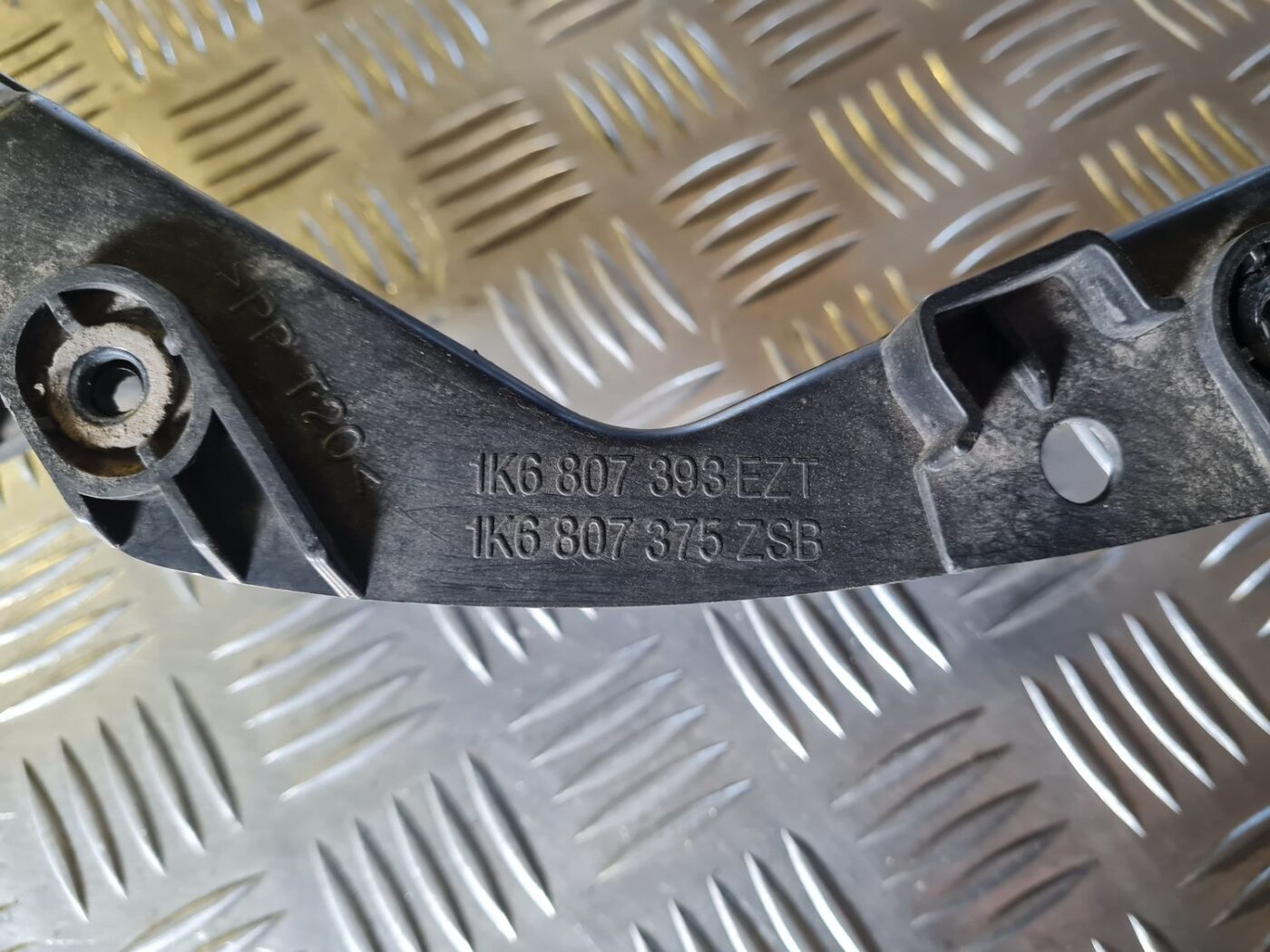 Aizmugurēja bufera kronšteins priekš VW GOLF 5 2004 4 Aizmugurēja bufera kronšteins priekš VW GOLF 5 2004