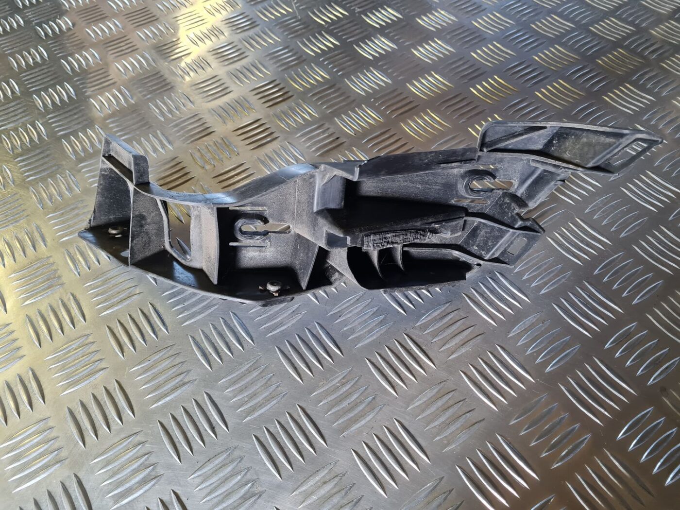 Aizmugurēja bufera kronšteins priekš VW GOLF 5 2004 3 Aizmugurēja bufera kronšteins priekš VW GOLF 5 2004