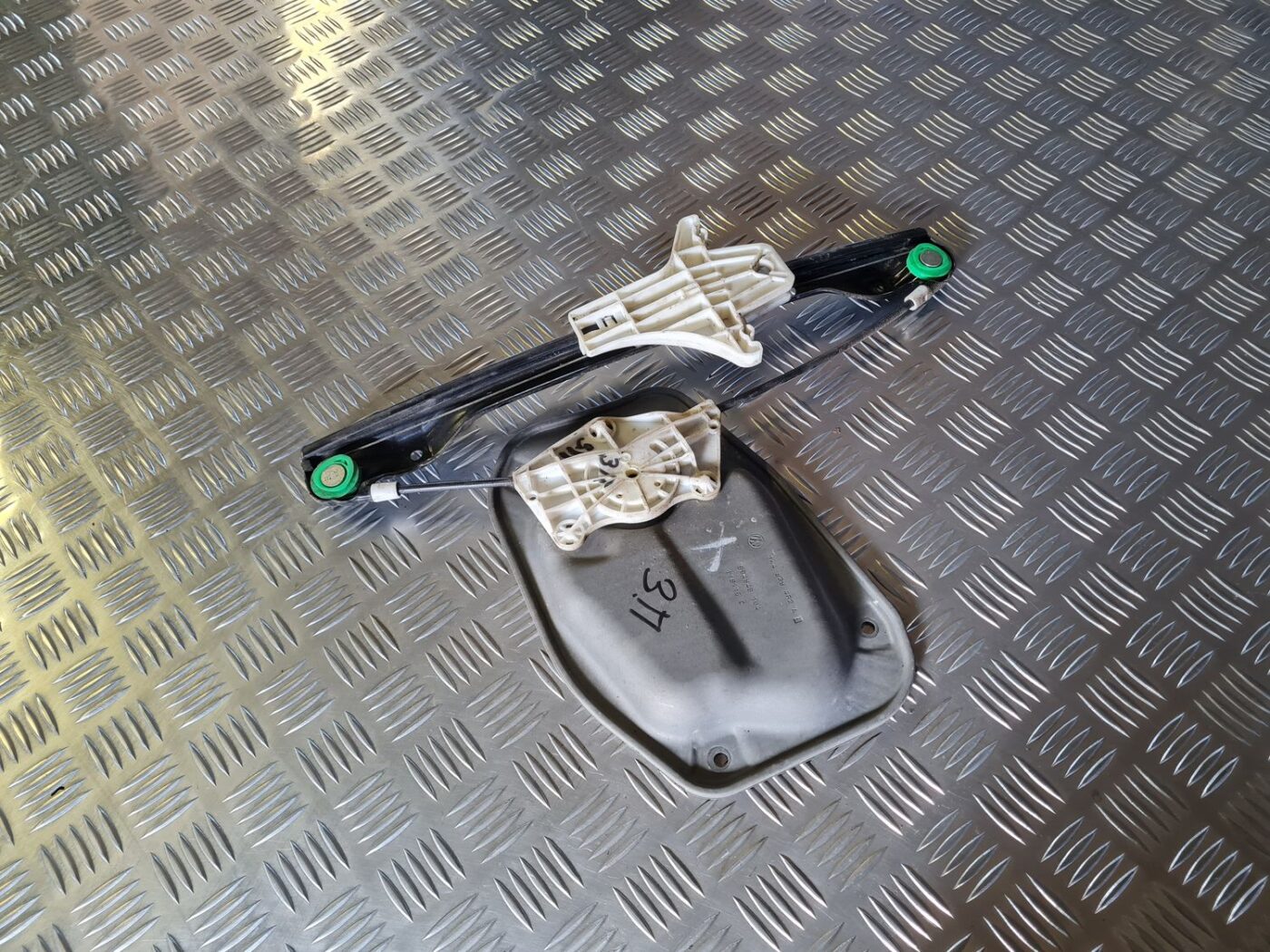 Stikla pacelšanas mehānisms aizmugurējais labais priekš VW GOLF 5 2004 1 Stikla pacelšanas mehānisms aizmugurējais labais priekš VW GOLF 5 2004