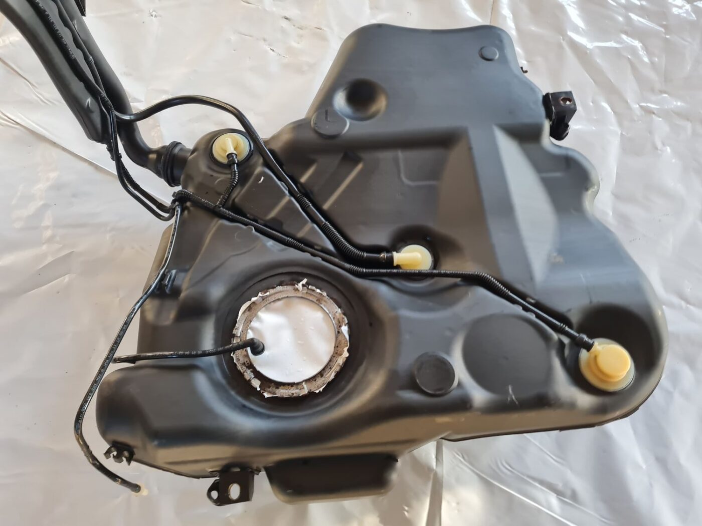 Degvielas tvertne priekš VW GOLF 5 2004 2 Degvielas tvertne priekš VW GOLF 5 2004