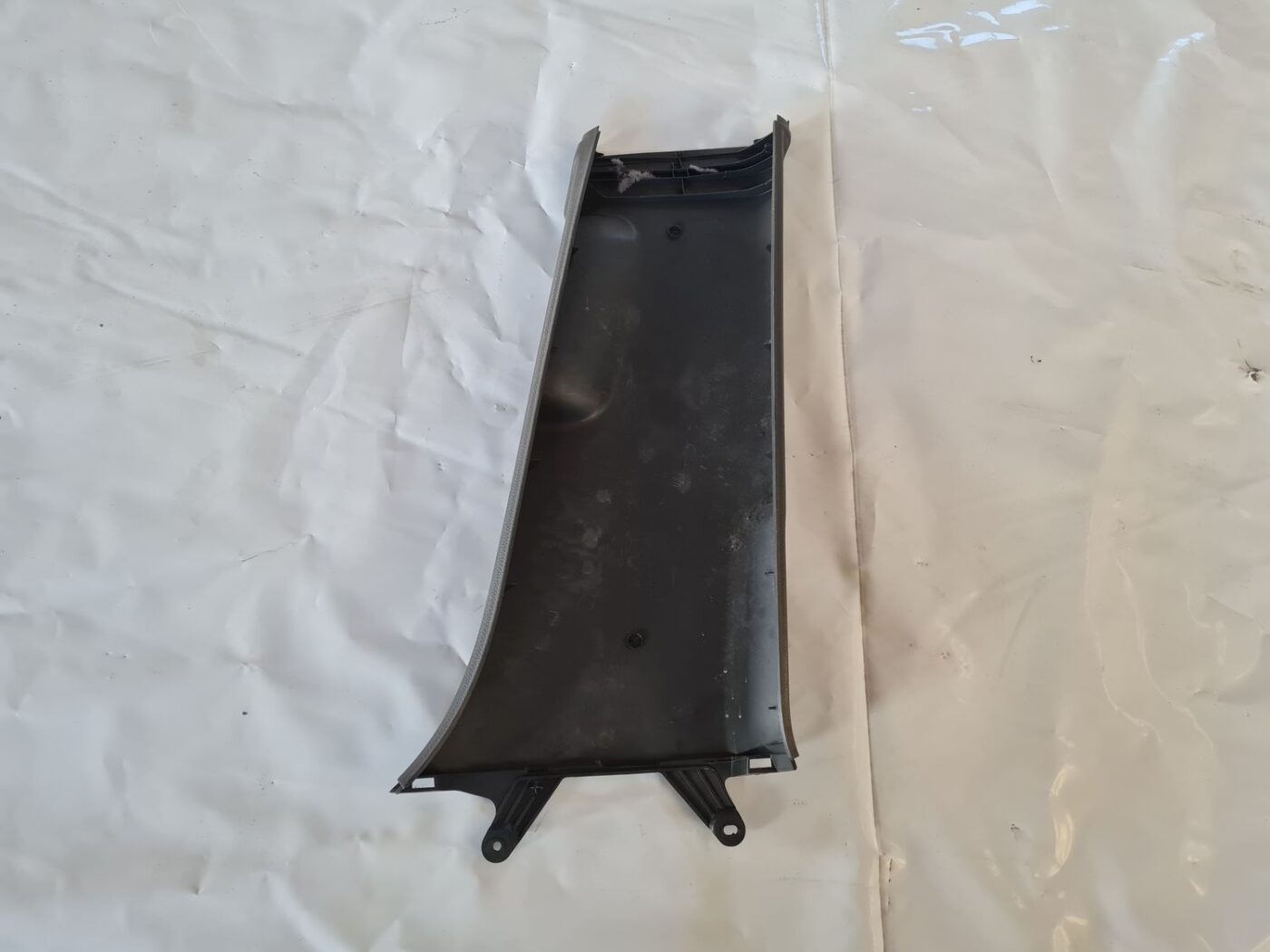 Vidējas salona statnes apdare priekš VW GOLF 5 2004 5 Vidējas salona statnes apdare priekš VW GOLF 5 2004